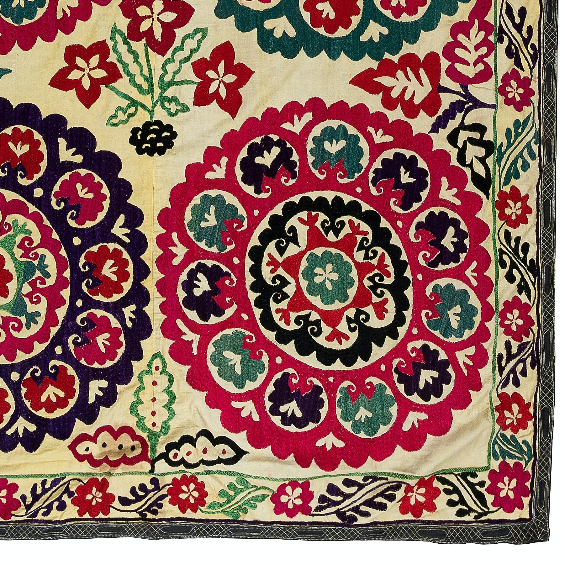 4.7x7.4 Ft Silk Embroidery Wall Hanging, Suzani Tablecloth, Vintage Bedspread In Good Condition For Sale In Spring Valley, NY