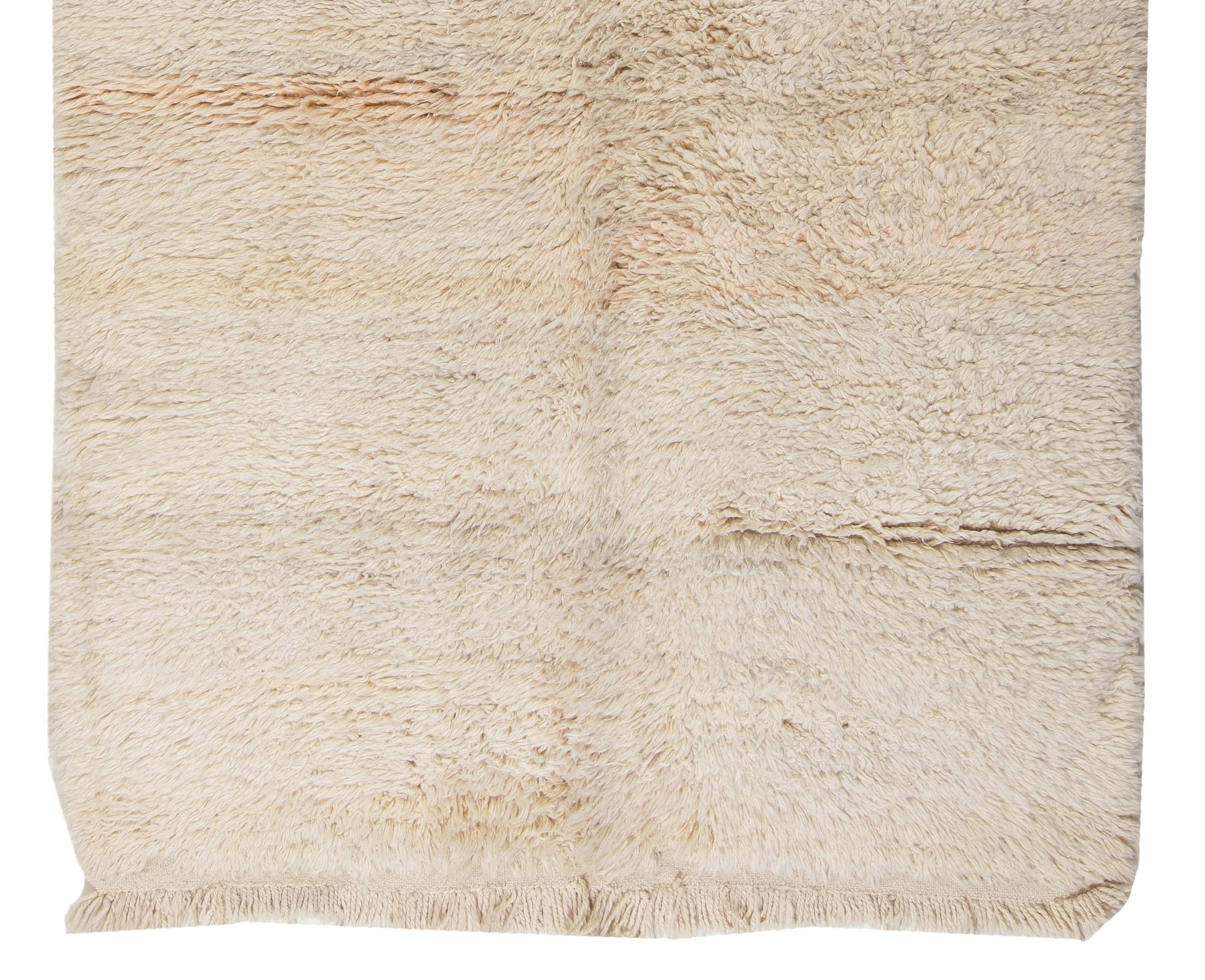 4.7x7.6 Ft schlichter elfenbeinfarbener zentraler anatolischer „Tulu“-Teppich aus natürlicher unbehandelter Wolle (Türkisch) im Angebot