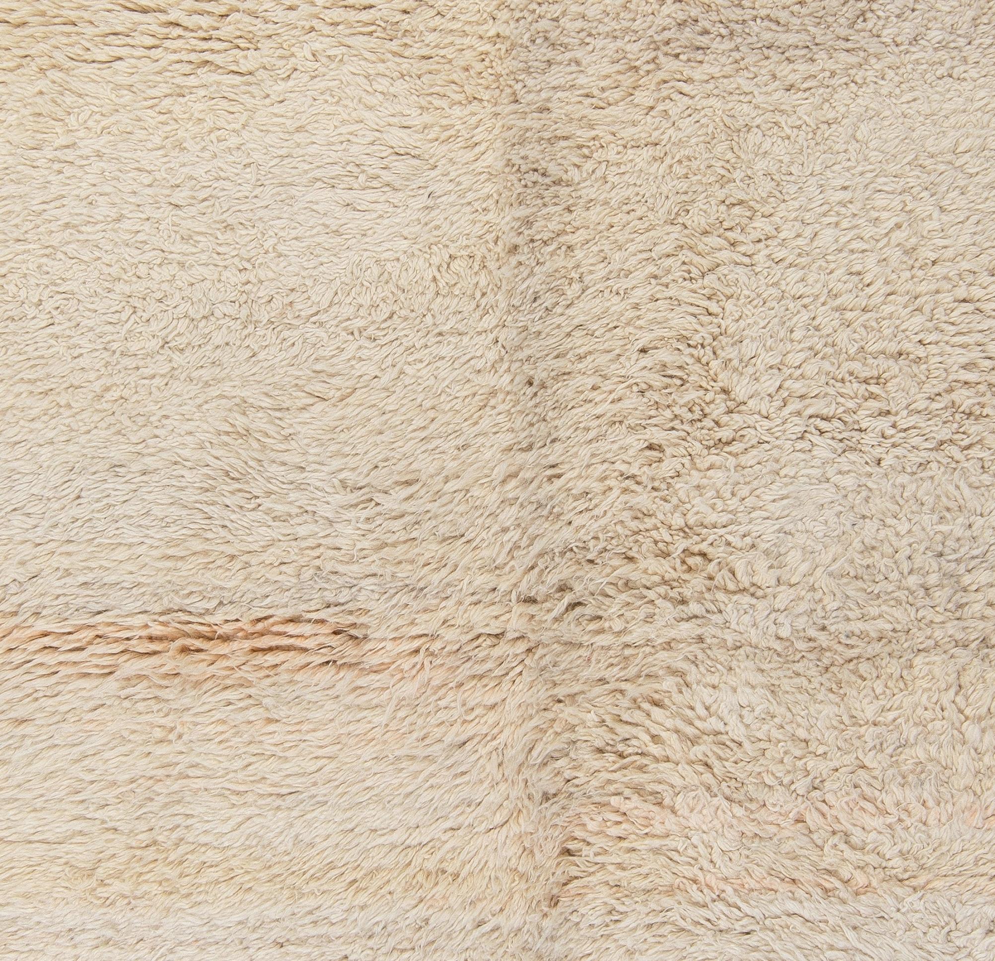 4.7x7.6 Ft schlichter elfenbeinfarbener zentraler anatolischer „Tulu“-Teppich aus natürlicher unbehandelter Wolle (Handgeknüpft) im Angebot
