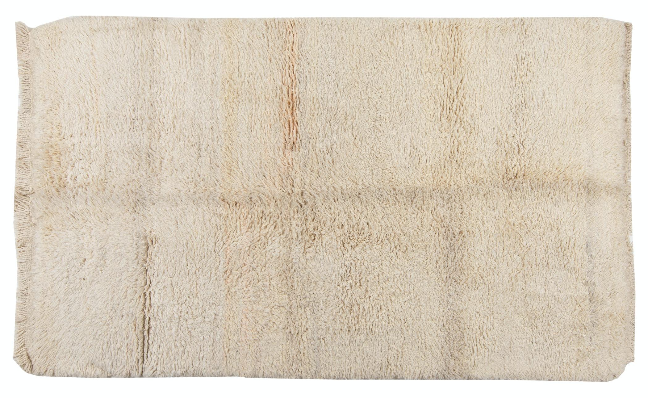 4.7x7.6 Ft schlichter elfenbeinfarbener zentraler anatolischer „Tulu“-Teppich aus natürlicher unbehandelter Wolle im Zustand „Gut“ im Angebot in Philadelphia, PA