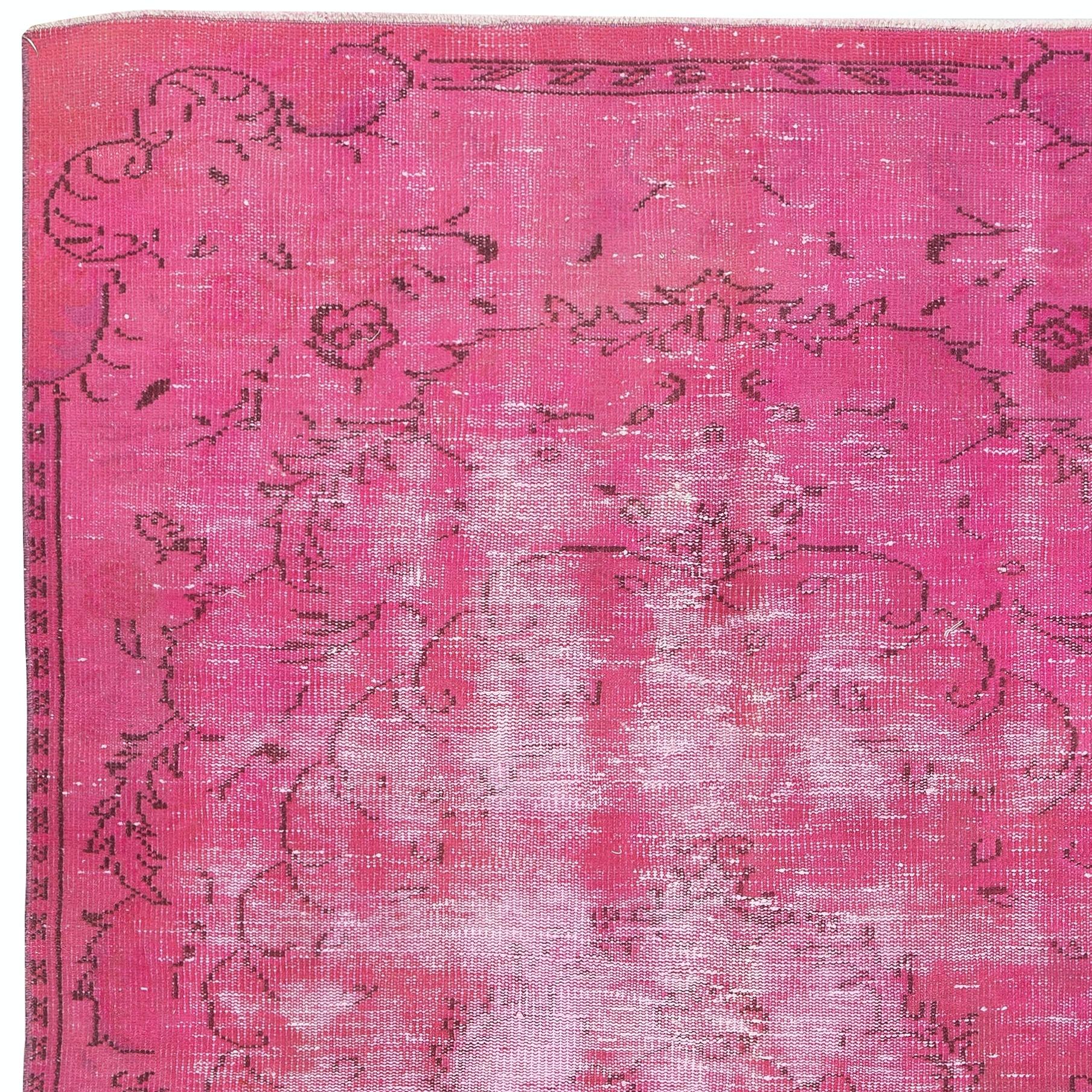 Annodato a mano Tappeto Vintage Rosa Distressed 4.7x7.7 Ft per Interni Moderni. Realizzato a mano in Turchia in vendita