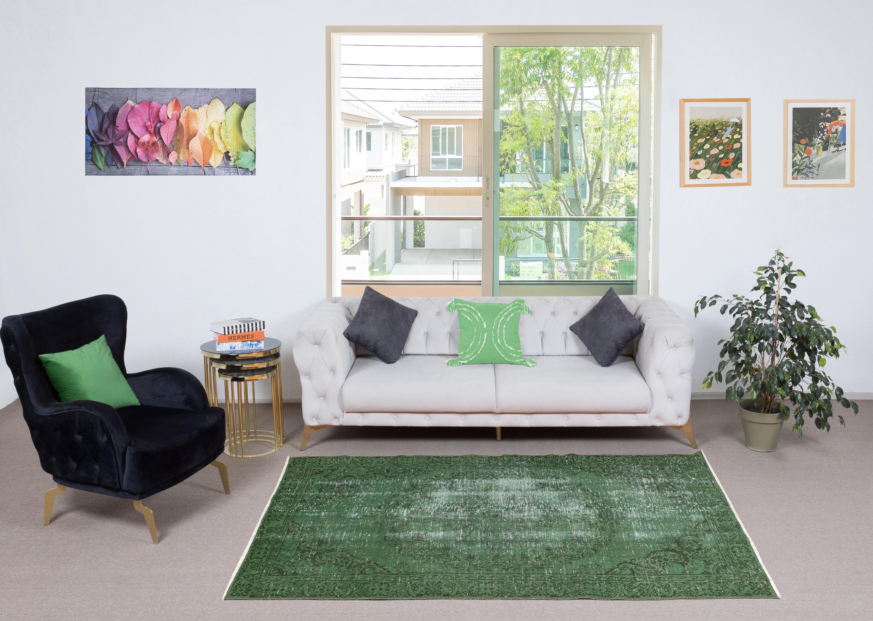 Unsere gefärbten Teppiche sind allesamt handgeknüpfte türkische Vintage-Teppiche, die in unserer Werkstatt sorgfältig restauriert und neu gestaltet wurden, damit sie zu einer breiten Palette von Einrichtungsstilen passen - von modern und