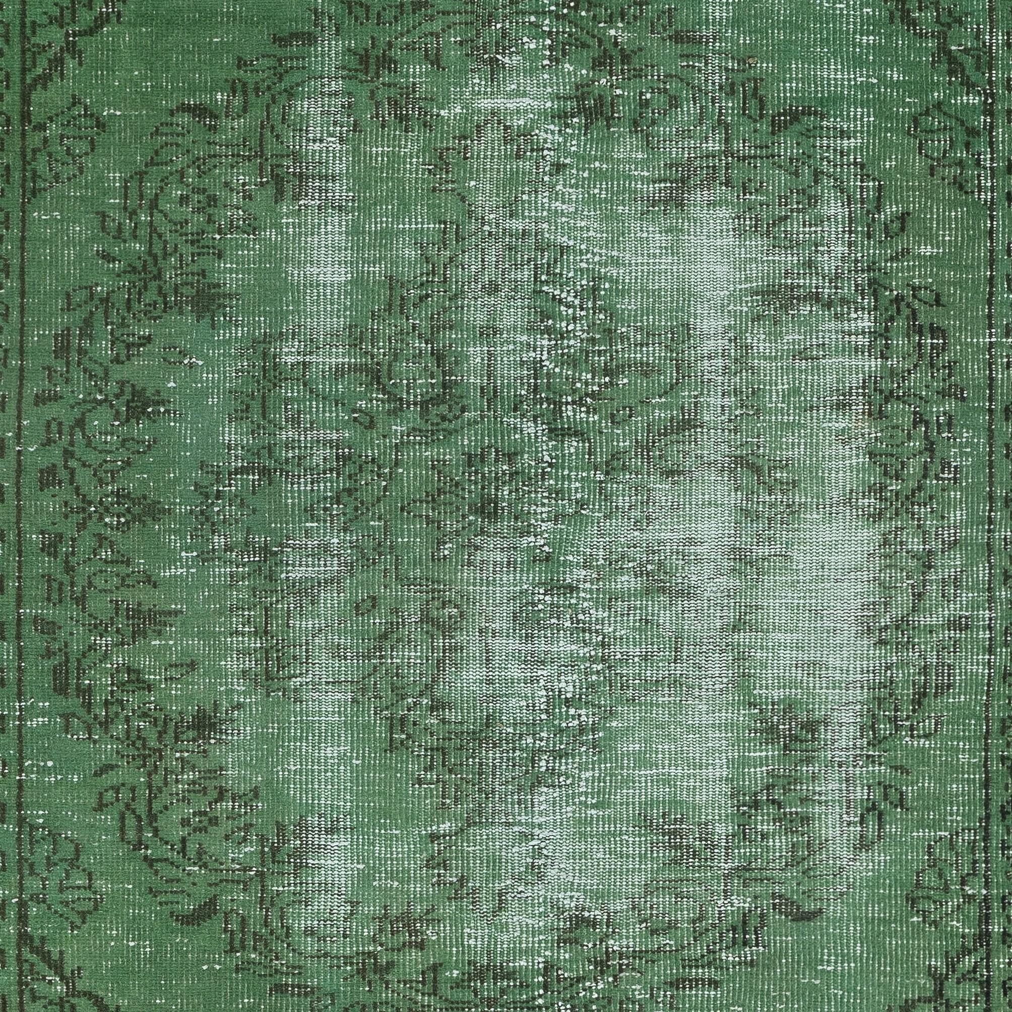 4.7x7.7 Ft Vintage Rug Overdyed in Grün für modernes Interieur. Handgefertigt in der Türkei (Türkisch) im Angebot
