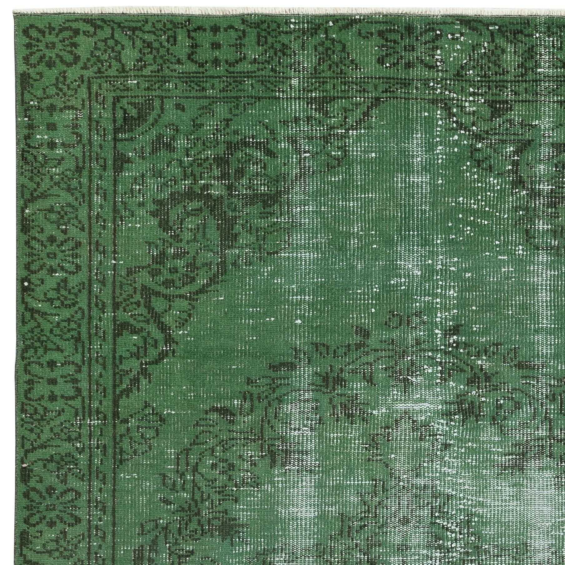 4.7x7.7 Ft Vintage Rug Overdyed in Grün für modernes Interieur. Handgefertigt in der Türkei (Handgeknüpft) im Angebot