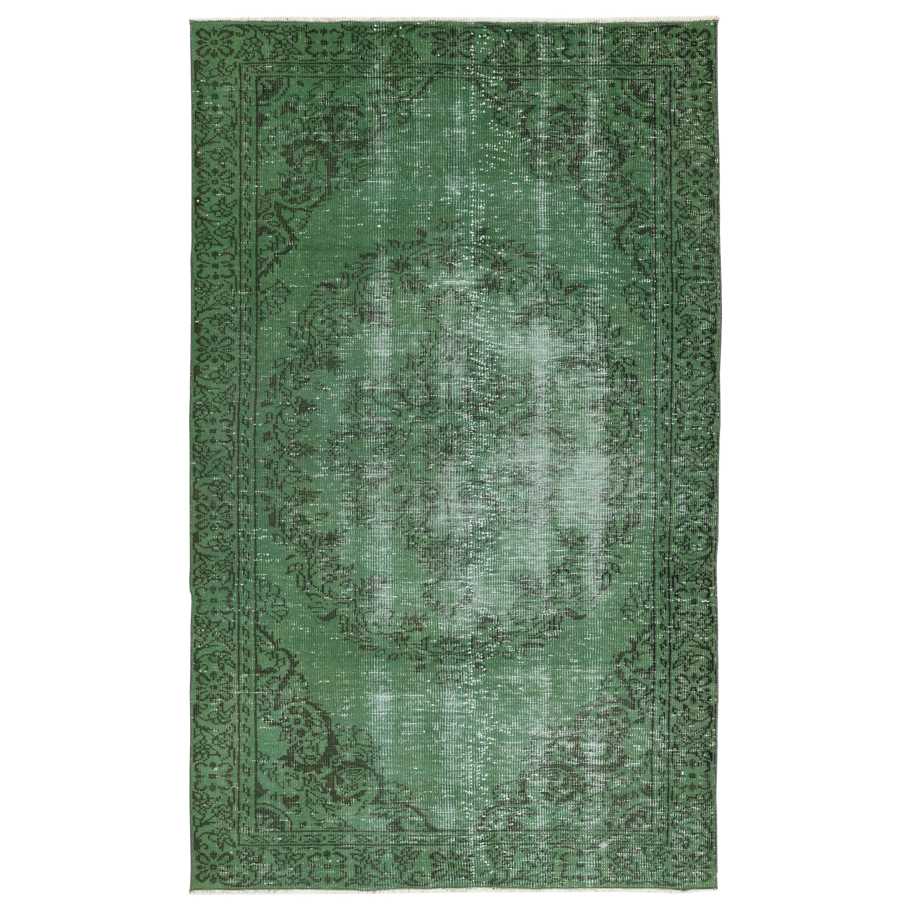 Tappeto vintage 4.7x7.7 Ft sovratinto in verde per interni moderni. Realizzato a mano in Turchia