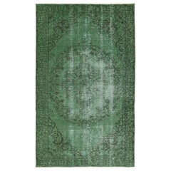 Tappeto vintage 4.7x7.7 Ft sovratinto in verde per interni moderni. Realizzato a mano in Turchia