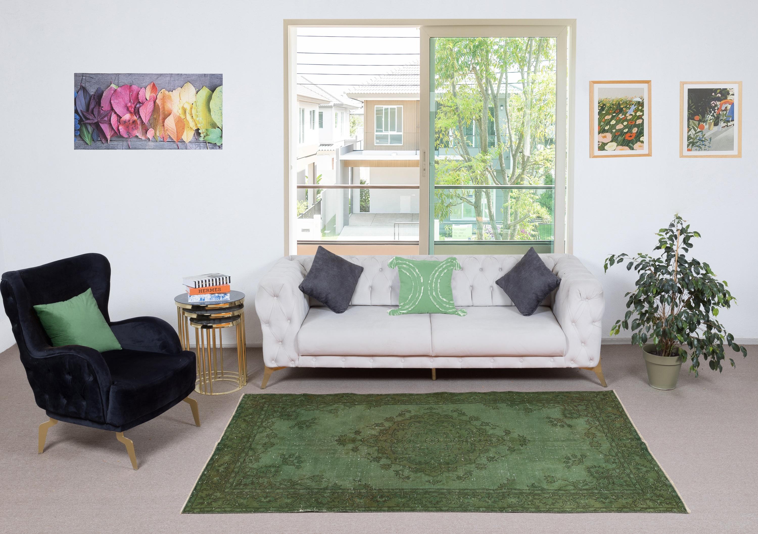 I nostri tappeti sovratinti sono tutti tappeti turchi vintage annodati a mano, accuratamente restaurati e reimmaginati nel nostro laboratorio per adattarsi a un'ampia gamma di stili di arredamento, da quello moderno e minimalista a quello costiero,