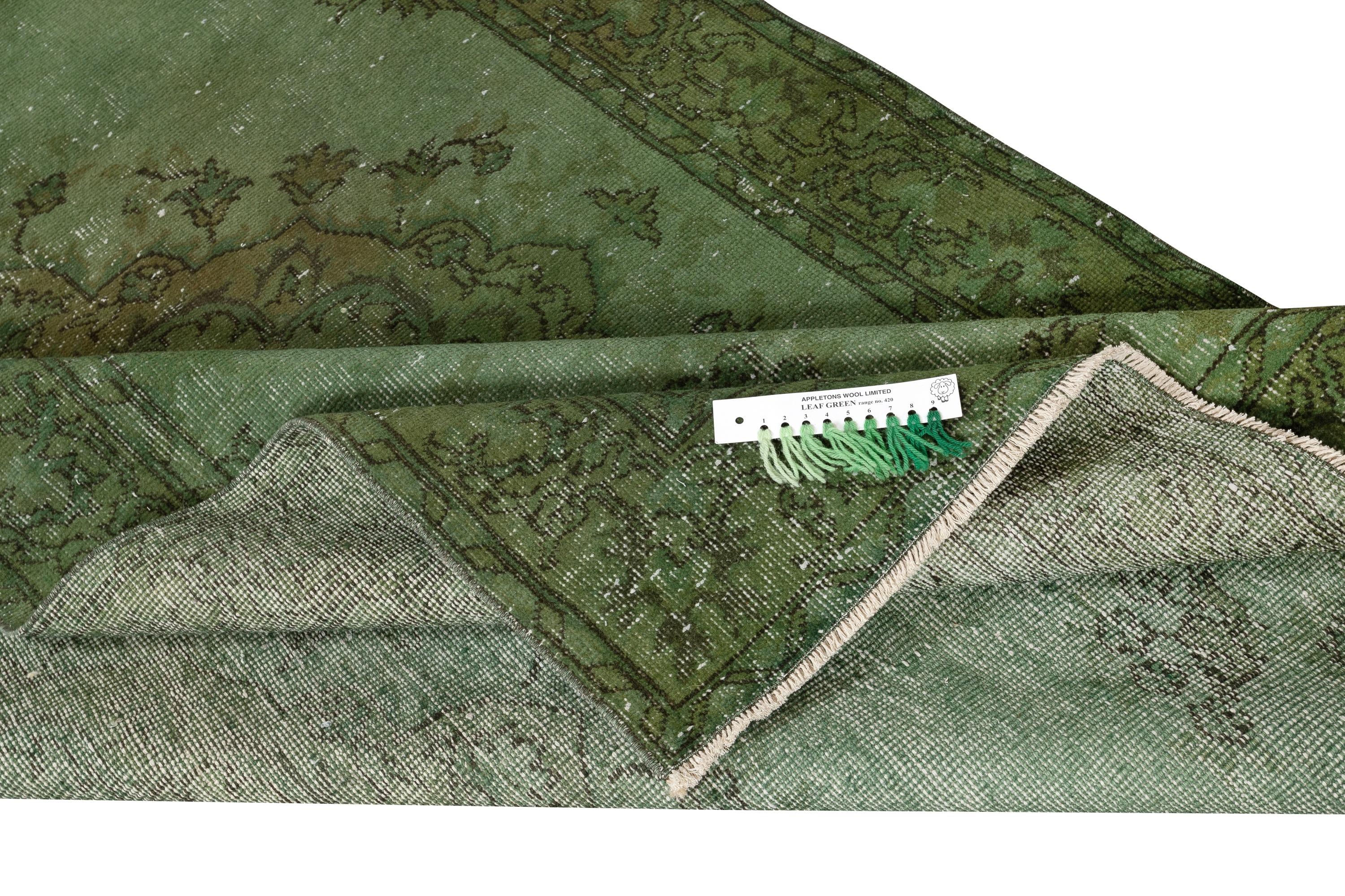 Moderno 4.7x8 Ft Tappeto turco vintage annodato a mano e sovratinto in verde per interni moderni in vendita