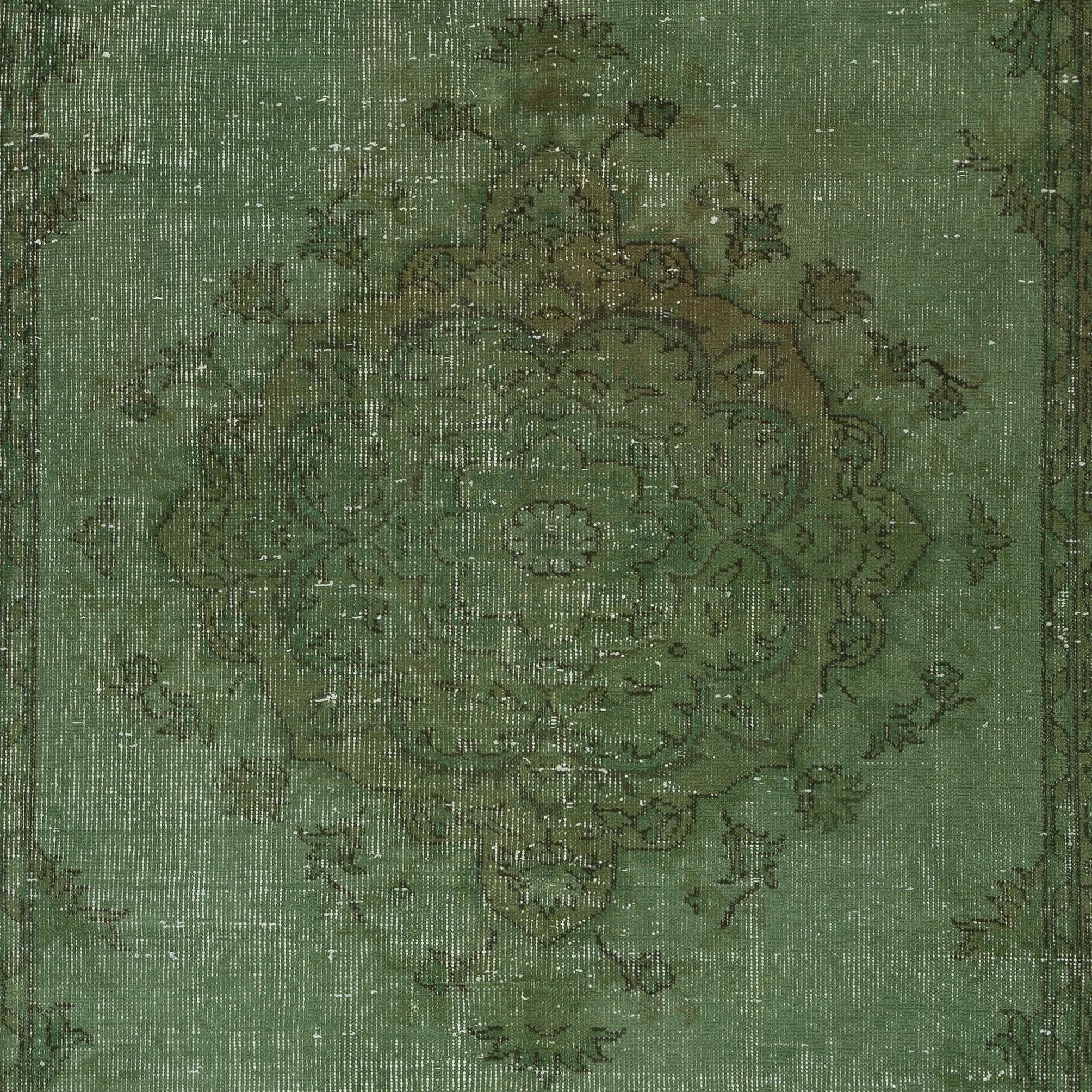 Turco 4.7x8 Ft Tappeto turco vintage annodato a mano e sovratinto in verde per interni moderni in vendita