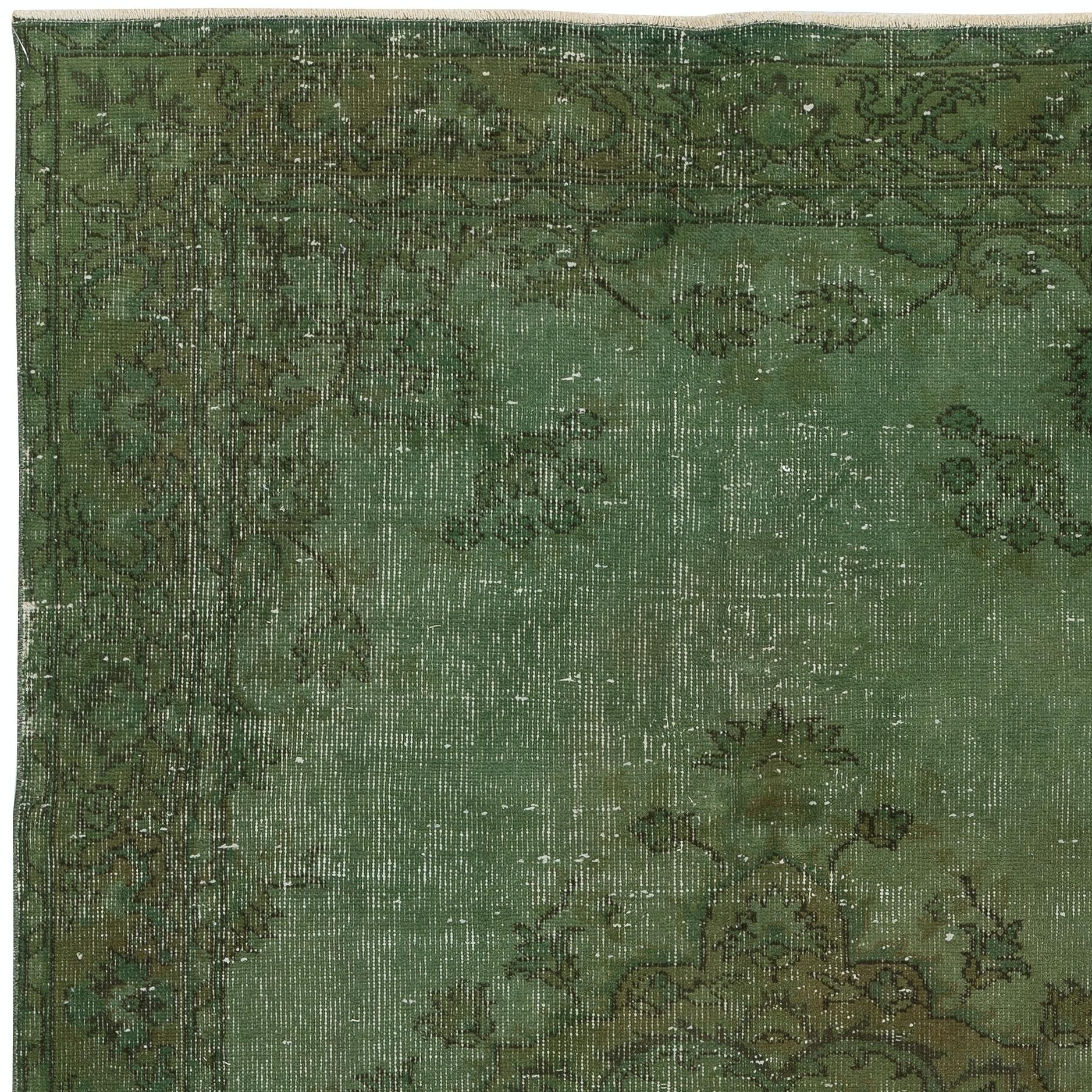 Annodato a mano 4.7x8 Ft Tappeto turco vintage annodato a mano e sovratinto in verde per interni moderni in vendita