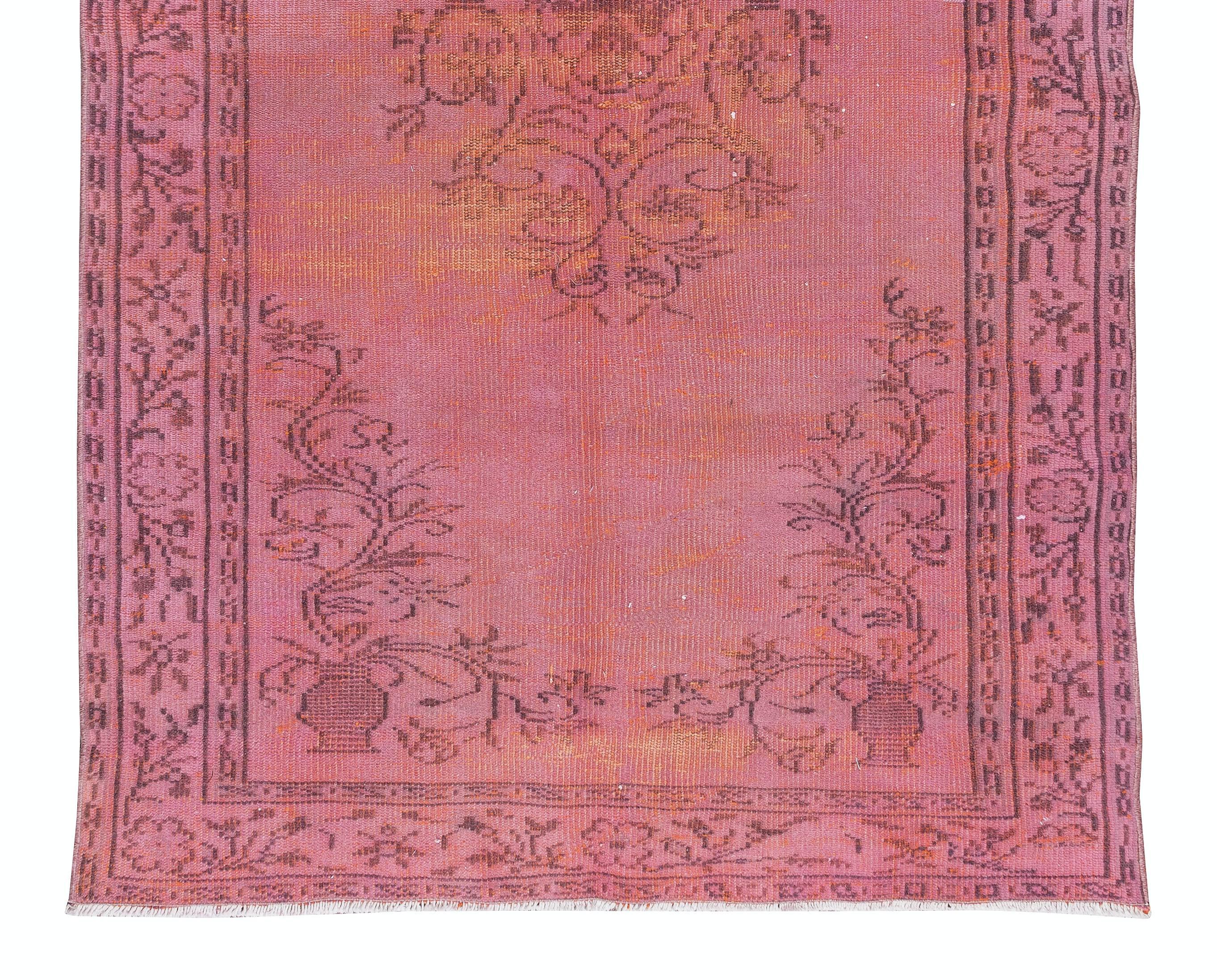 Noué à la main Tapis rose teinté à la main du milieu du 20e siècle provenant d'Anatolie centrale, 4,7 x 8 pieds en vente