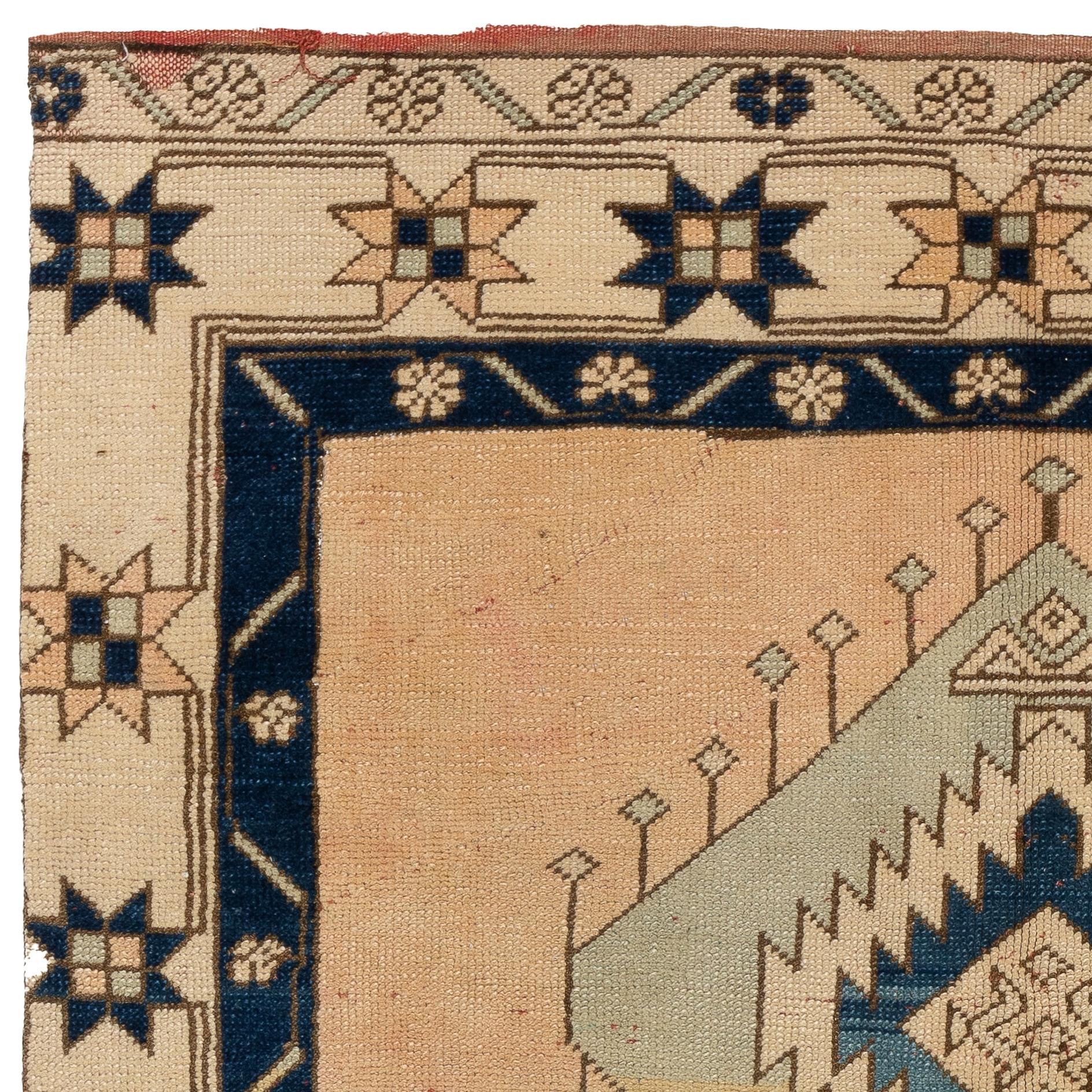 Un tappeto turco vintage finemente annodato a mano degli anni '1960 con un disegno geometrico. Il tappeto è realizzato con un vello di lana medio su una base di lana. È pesante e si appoggia sul pavimento, in ottime condizioni e senza problemi. Il