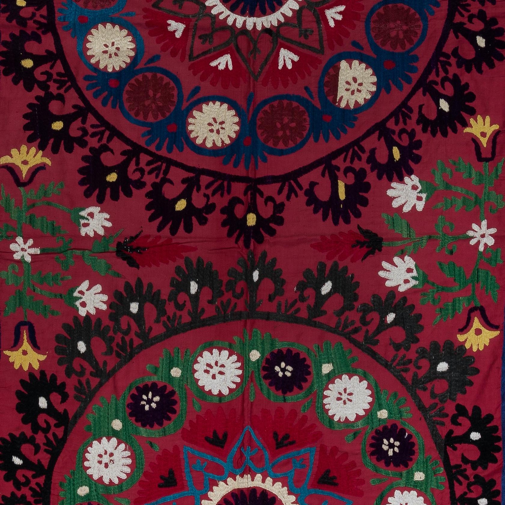 4,7x8.2 Fuß Vintage Seide bestickter Wandbehang, roter handgefertigter Suzani-Bettbezug, Vintage im Zustand „Gut“ im Angebot in Philadelphia, PA