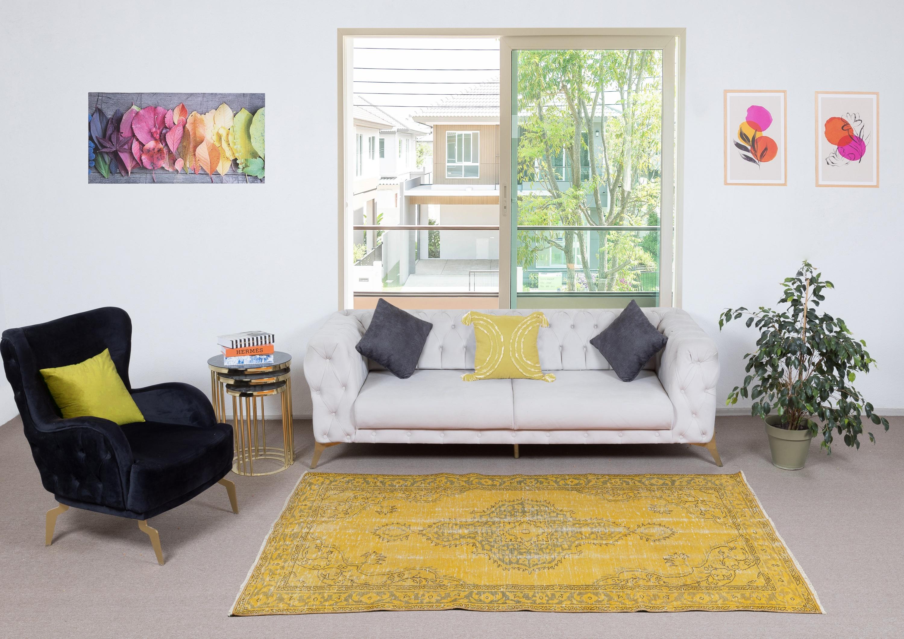 Unsere gefärbten Teppiche sind allesamt handgeknüpfte türkische Vintage-Teppiche, die in unserer Werkstatt sorgfältig restauriert und neu gestaltet wurden, damit sie zu einer breiten Palette von Einrichtungsstilen passen - von modern und