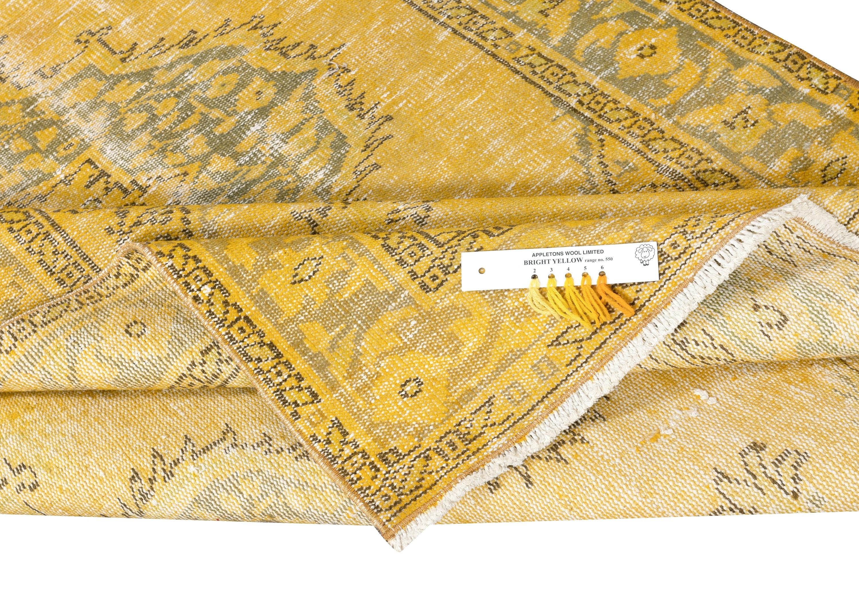 4.7x8.2 Ft Yellow Overdyed Vintage Rug. Handgeknüpfte Teppiche für moderne Innenräume (Moderne) im Angebot