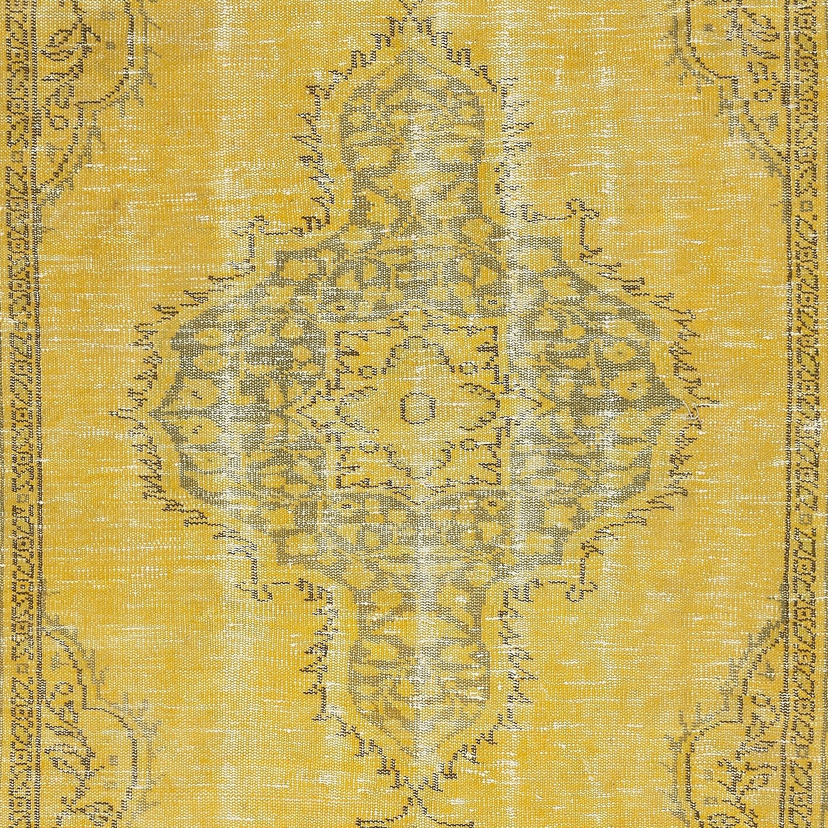4.7x8.2 Ft Yellow Overdyed Vintage Rug. Handgeknüpfte Teppiche für moderne Innenräume (Türkisch) im Angebot