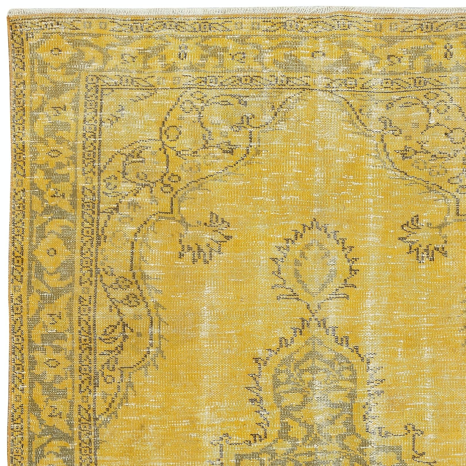 4.7x8.2 Ft Yellow Overdyed Vintage Rug. Handgeknüpfte Teppiche für moderne Innenräume im Zustand „Gut“ im Angebot in Spring Valley, NY