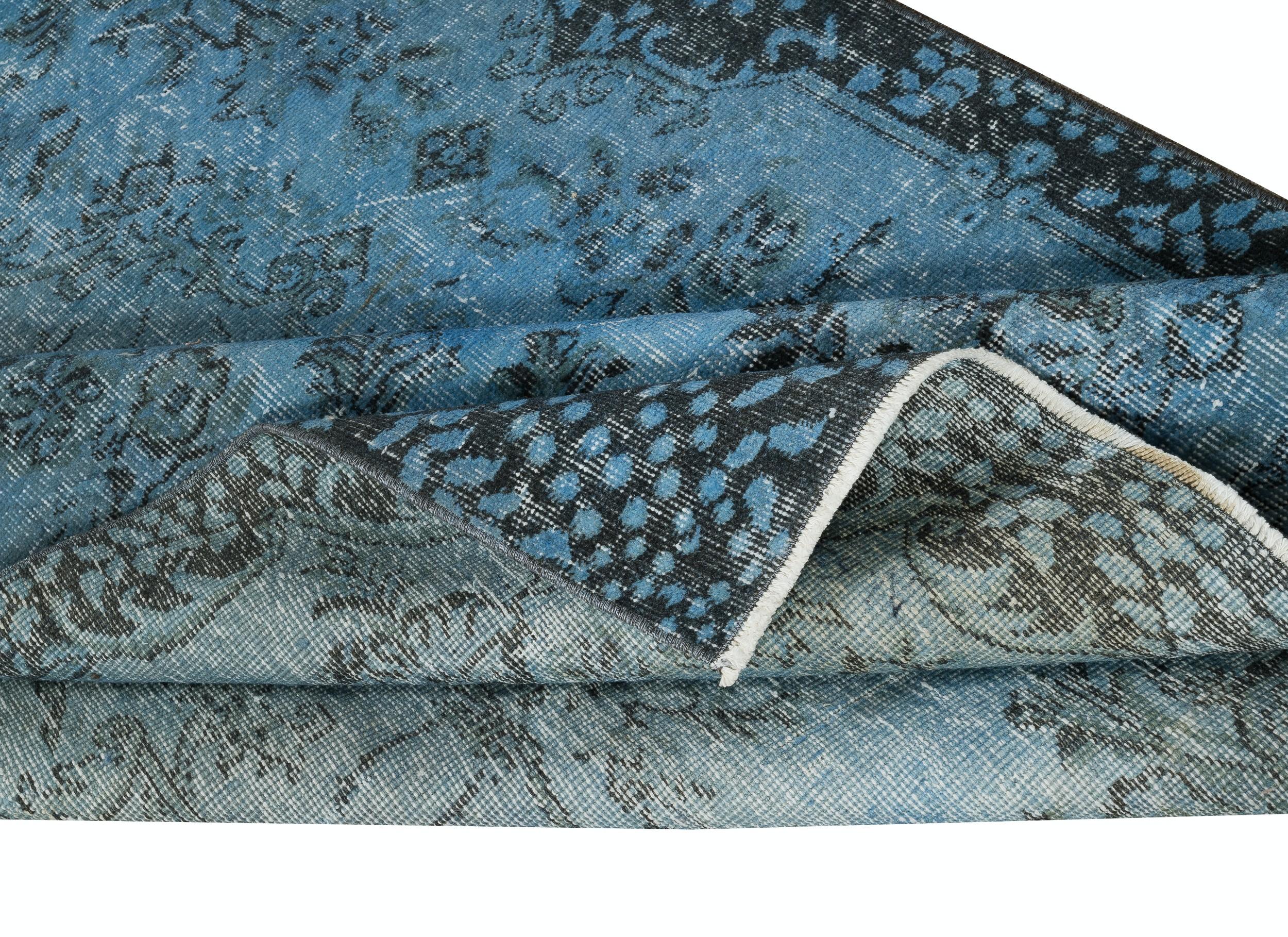 Moderno Tappeto moderno di colore blu con design a medaglione, realizzato a mano in Turchia in vendita