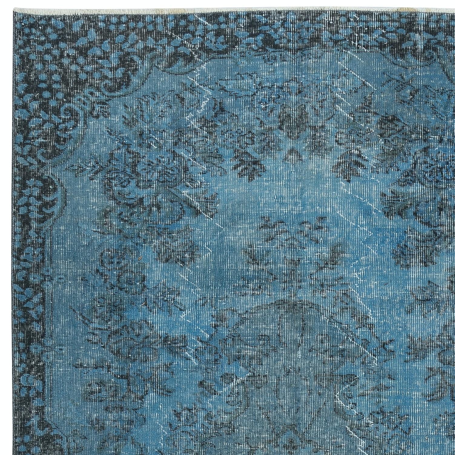 Turco Tappeto moderno di colore blu con design a medaglione, realizzato a mano in Turchia in vendita
