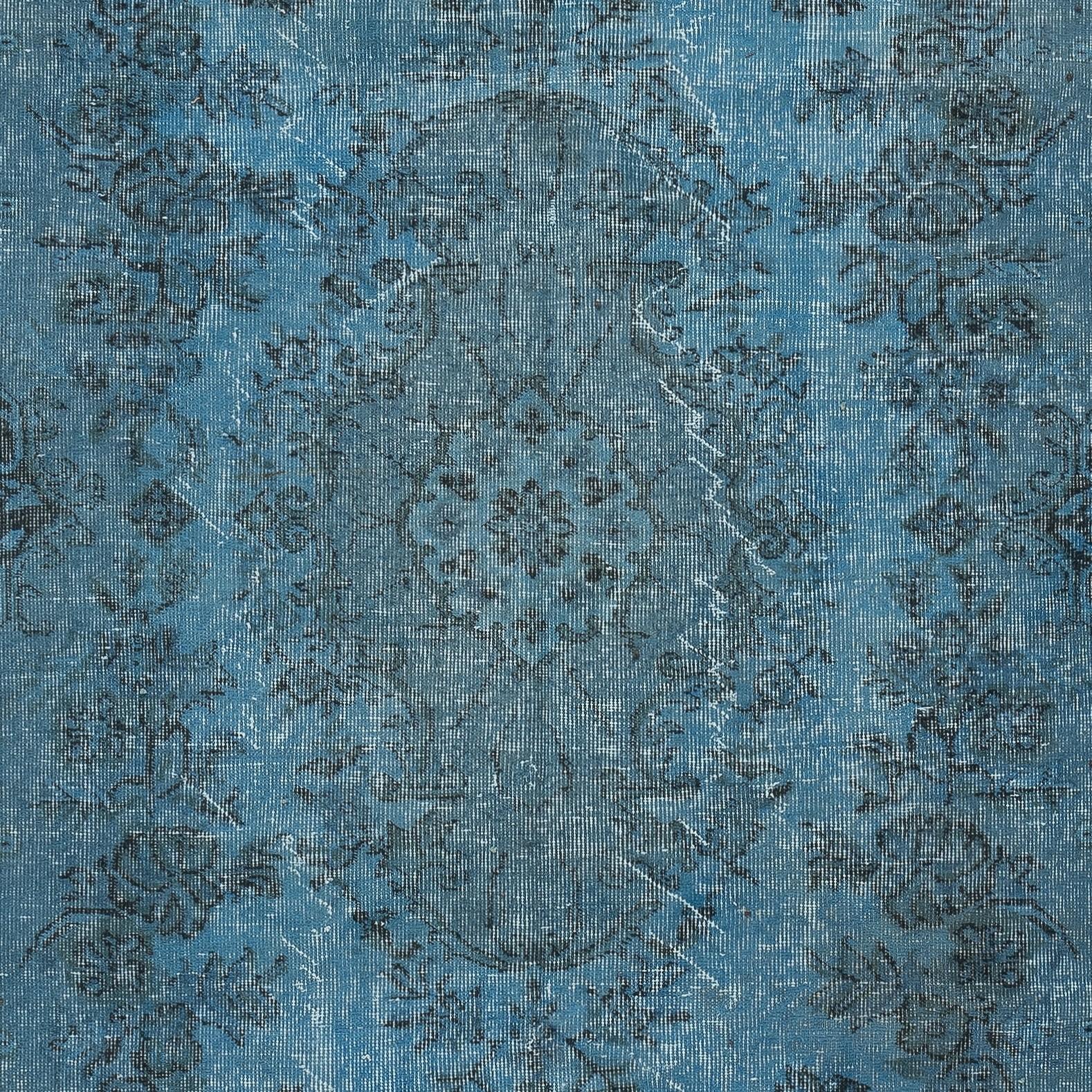 Annodato a mano Tappeto moderno di colore blu con design a medaglione, realizzato a mano in Turchia in vendita