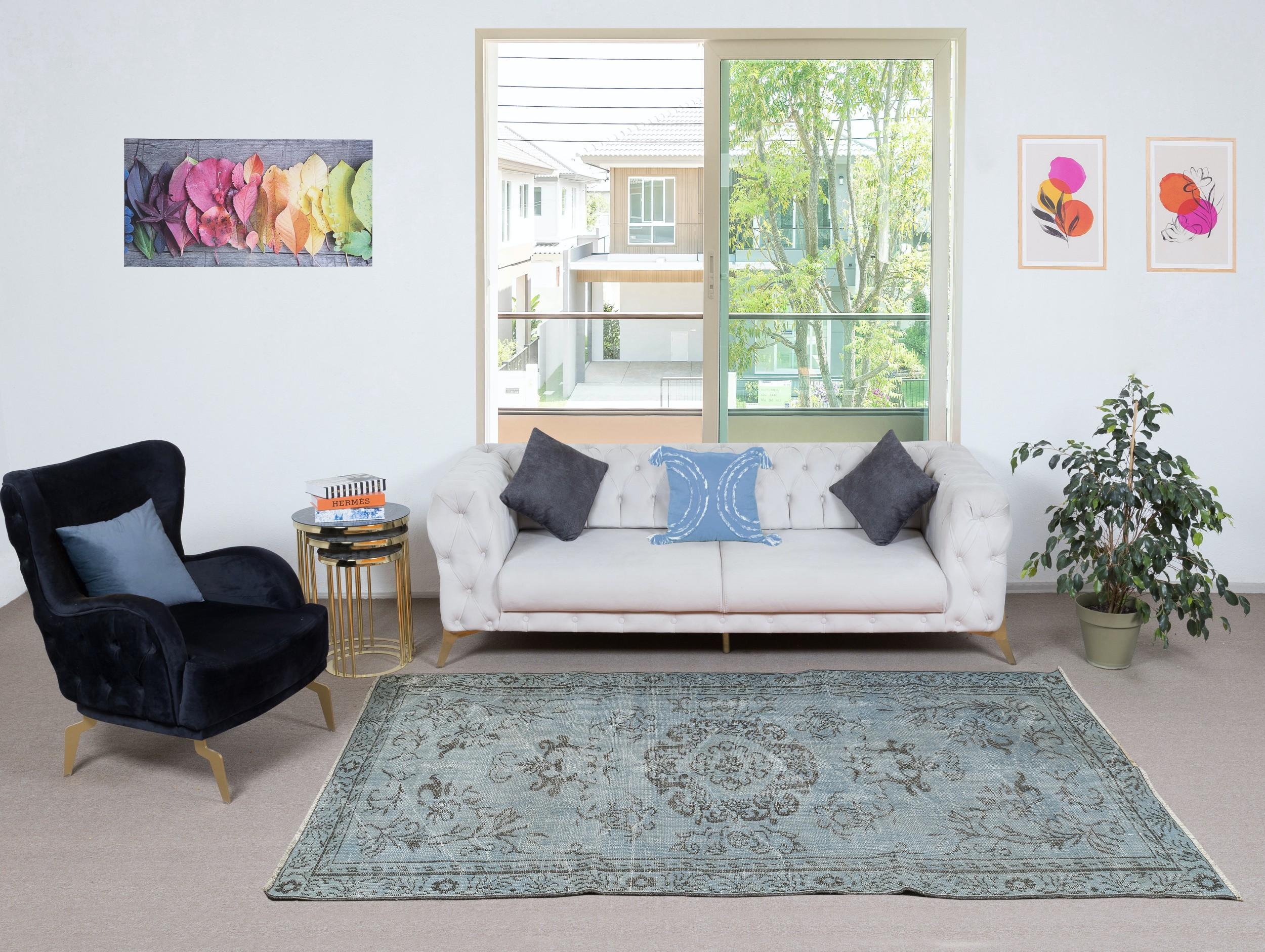 Nos tapis surteints sont tous des pièces vintage nouées à la main qui sont recréées dans notre atelier pour répondre à un plus large éventail de choix de décoration intérieure, du moderne au côtier, de l'industriel au rustique/cottage. Ces tapis
