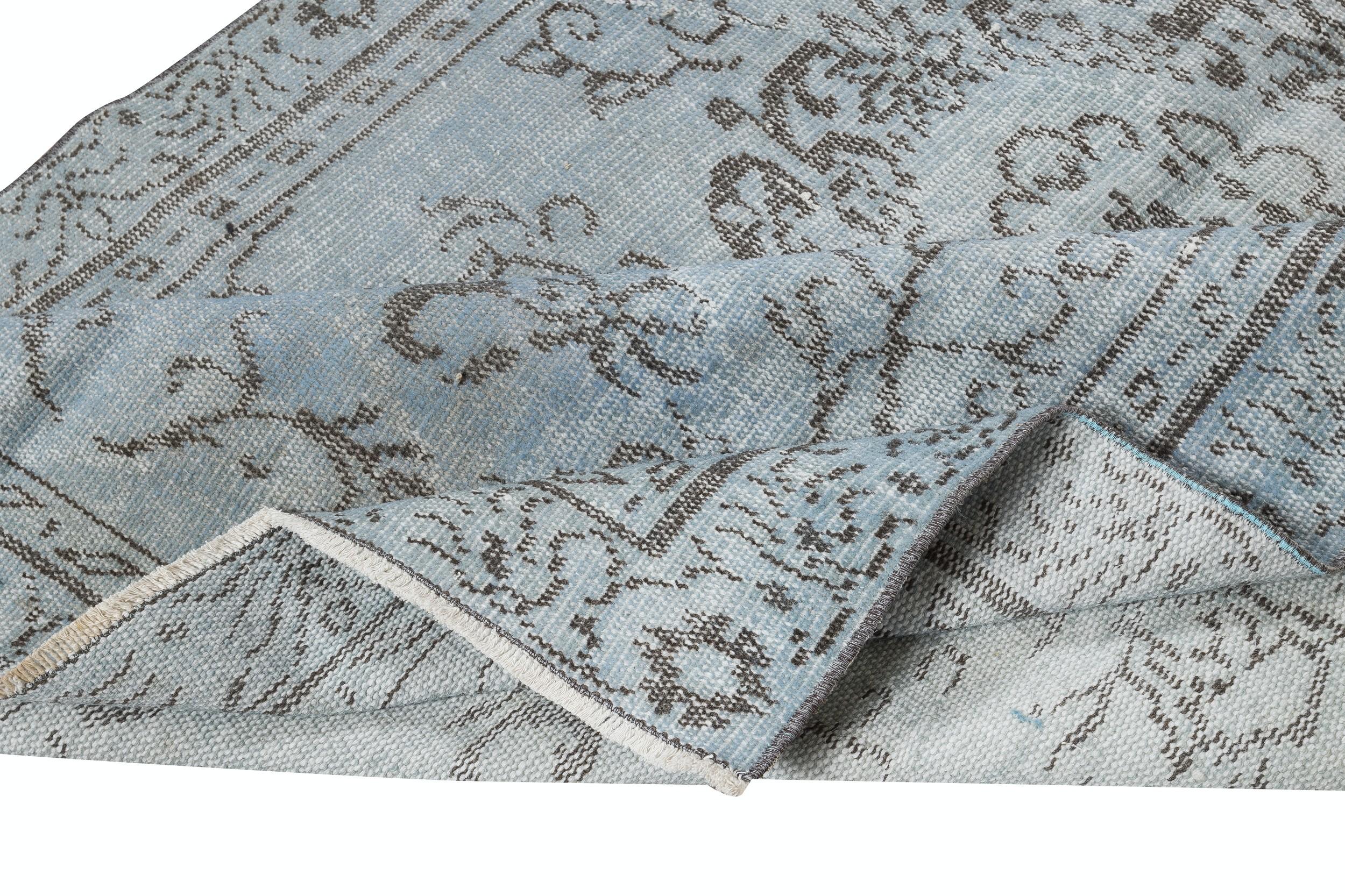 Moderne 4.7x8.4 Ft Light Blue Color Handmade Turkish Wool Area Rug for Modern Interiors (Tapis de laine turque fait à la main pour les intérieurs modernes) en vente