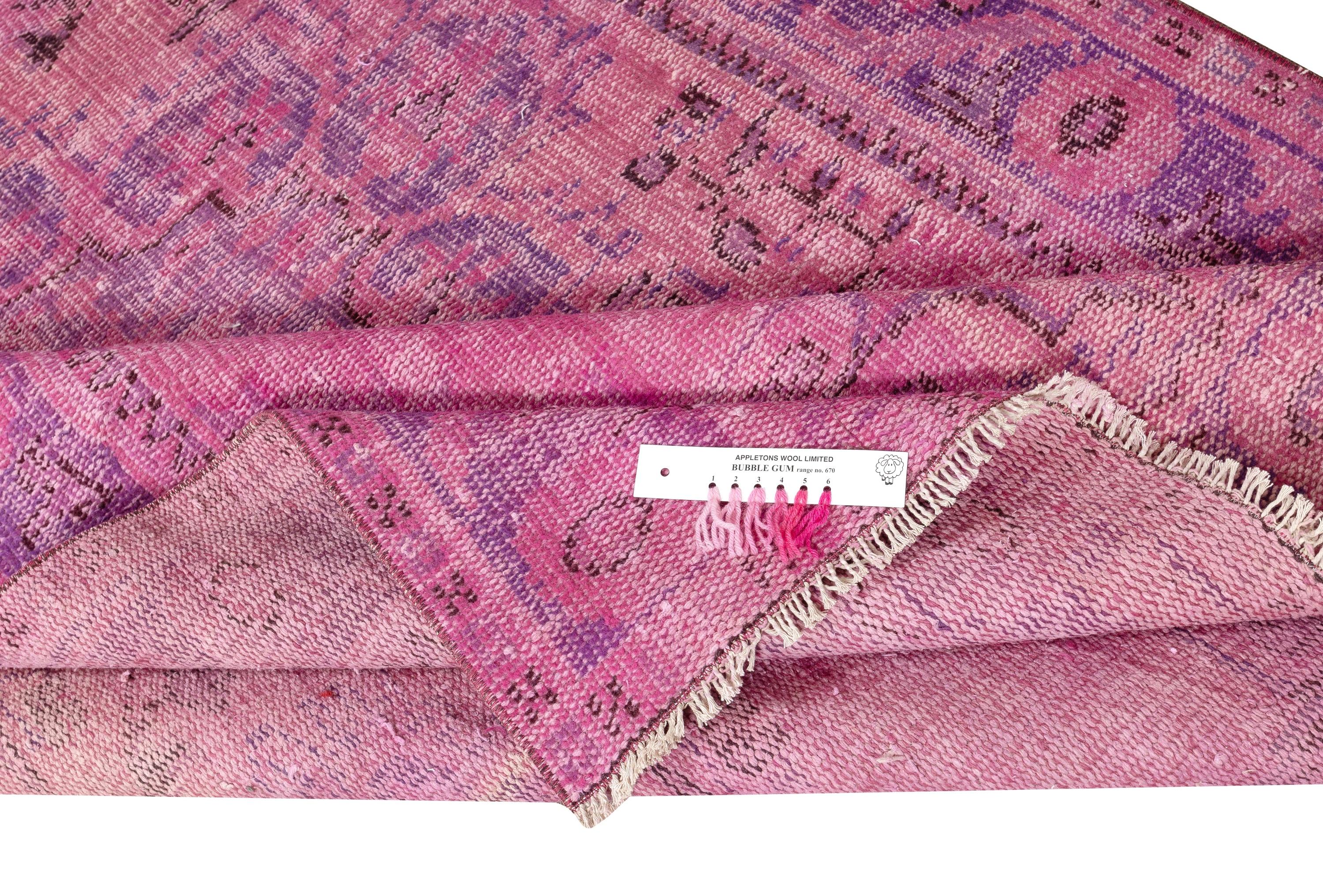 Moderno Tappeto vintage rosa 4.7x8.4 Ft per casa e ufficio moderni. Annodato a mano in Turchia in vendita