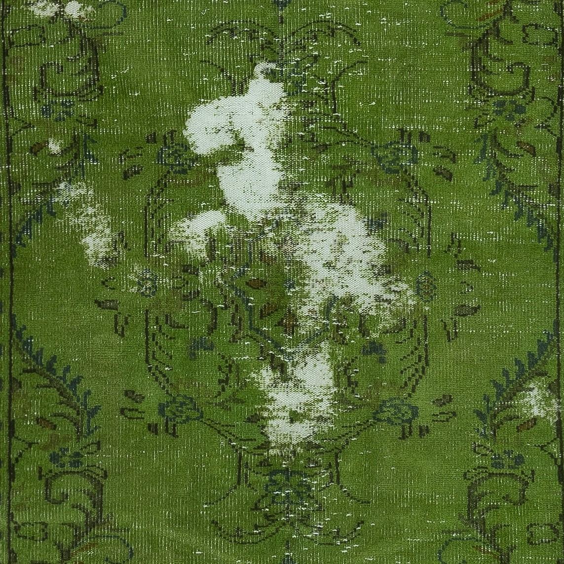 Annodato a mano 4.7x8.6 Ft Tappeto Shabby Chic fatto a mano. Verde Colore. Rivestimenti per pavimenti degradati in vendita