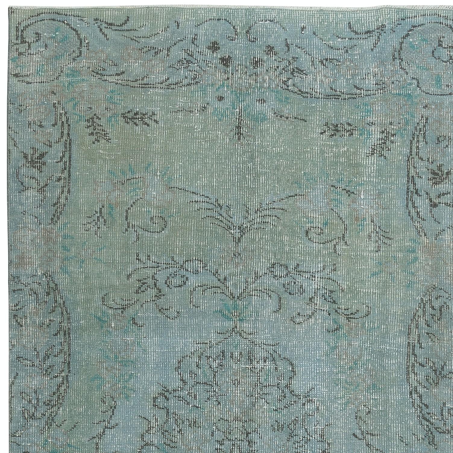 Turco Tappeto turco vintage 4.7x8.7 Ft tinto in azzurro per interni moderni in vendita