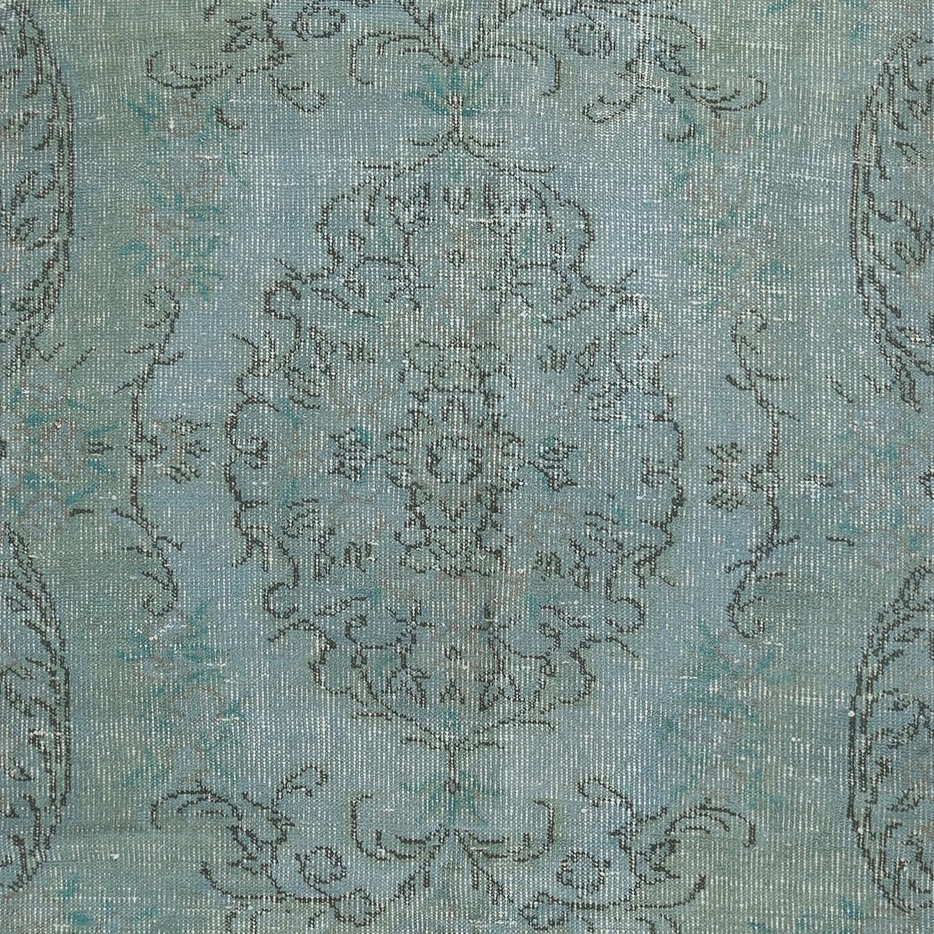 Annodato a mano Tappeto turco vintage 4.7x8.7 Ft tinto in azzurro per interni moderni in vendita