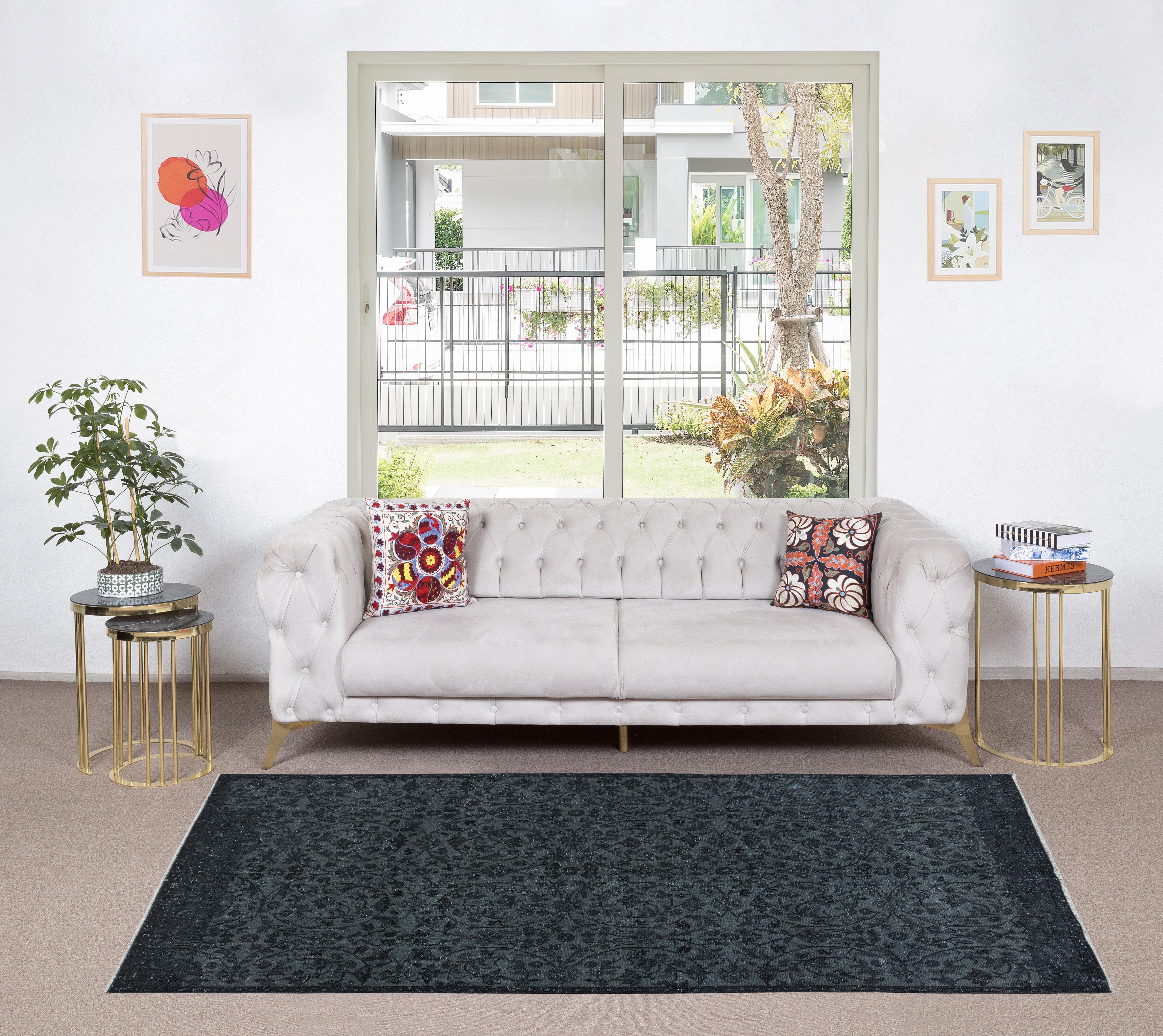 Nos tapis surteints sont tous des pièces vintage nouées à la main qui sont recréées dans notre atelier pour répondre à un plus large éventail de choix de décoration intérieure, du moderne au côtier, de l'industriel au rustique/cottage. Ces tapis