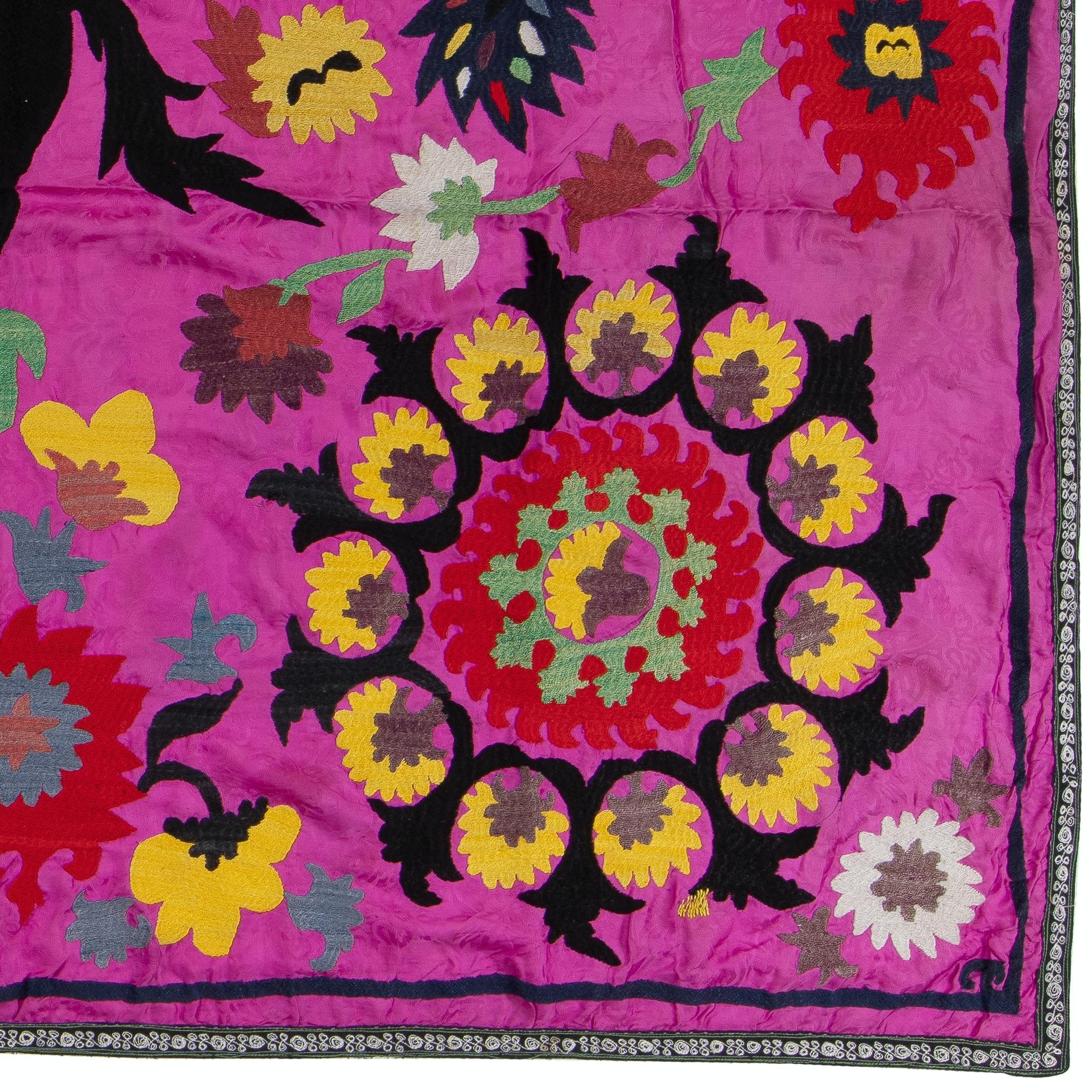 4,7x9 Ft Wandbehang aus Seide mit Stickerei, asiatische Suzani-Tischbezug, rosa Bettweide (Bestickt) im Angebot