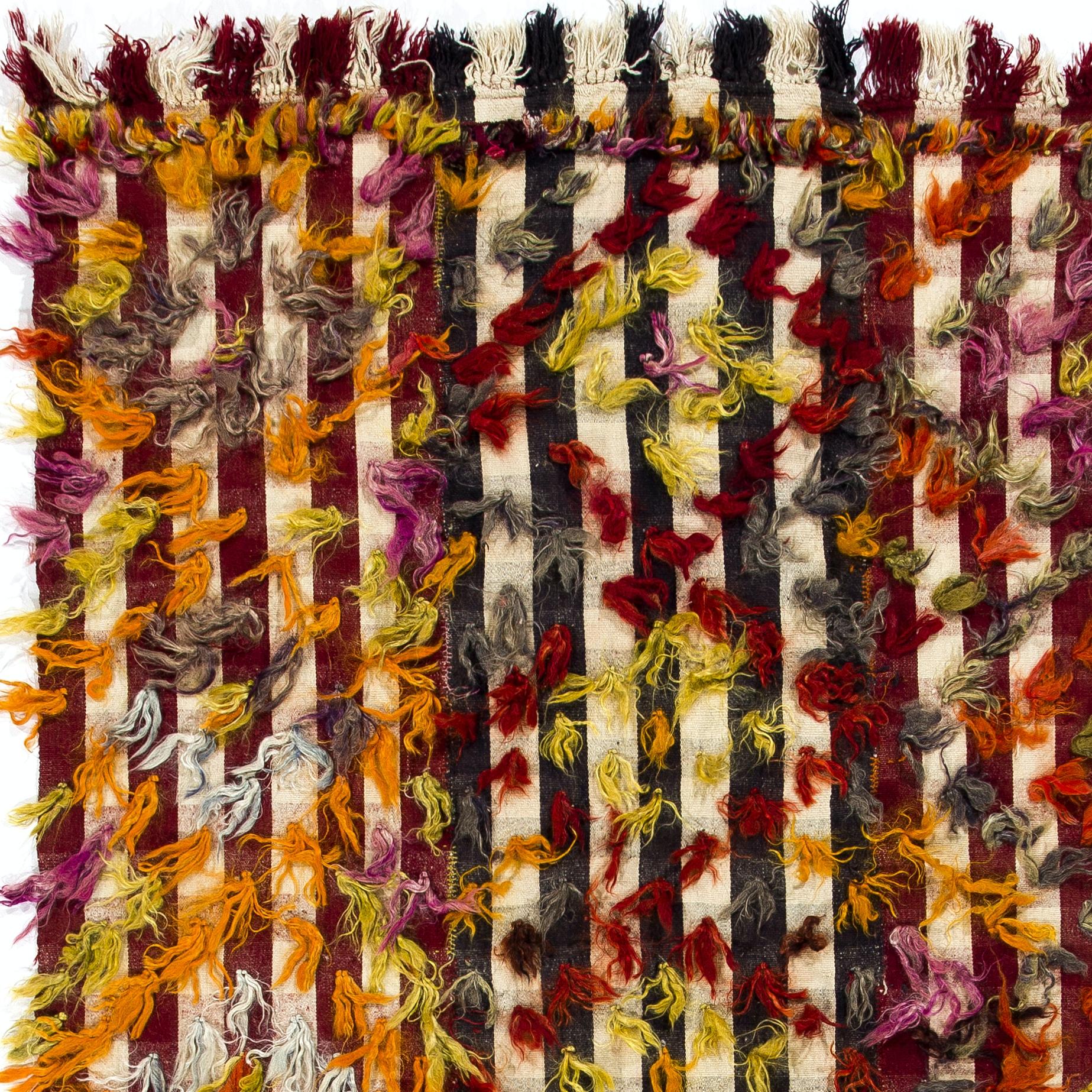 Ce tapis tissé à la main a été produit par des villageois kurdes du centre de la Turquie pour un usage quotidien au cours du troisième quart du 20e siècle. Ces splendides tissages anciens étaient utilisés de diverses manières : tentures murales,