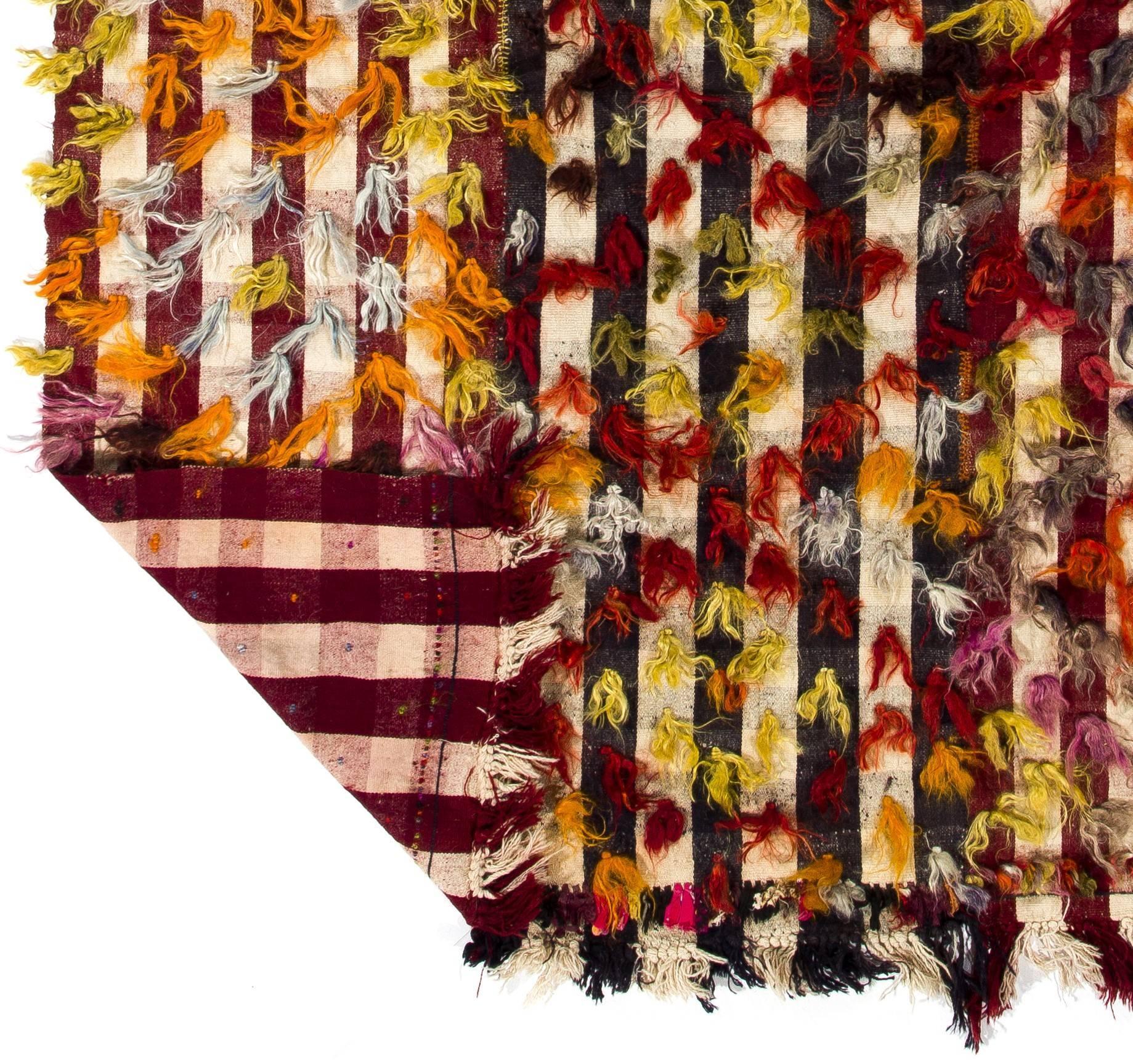 Bohème Tapis Kilim vintage fait main de 4,7 x 9,2 m avec pompons colorés. Housse de sol, de lit et de canapé en vente
