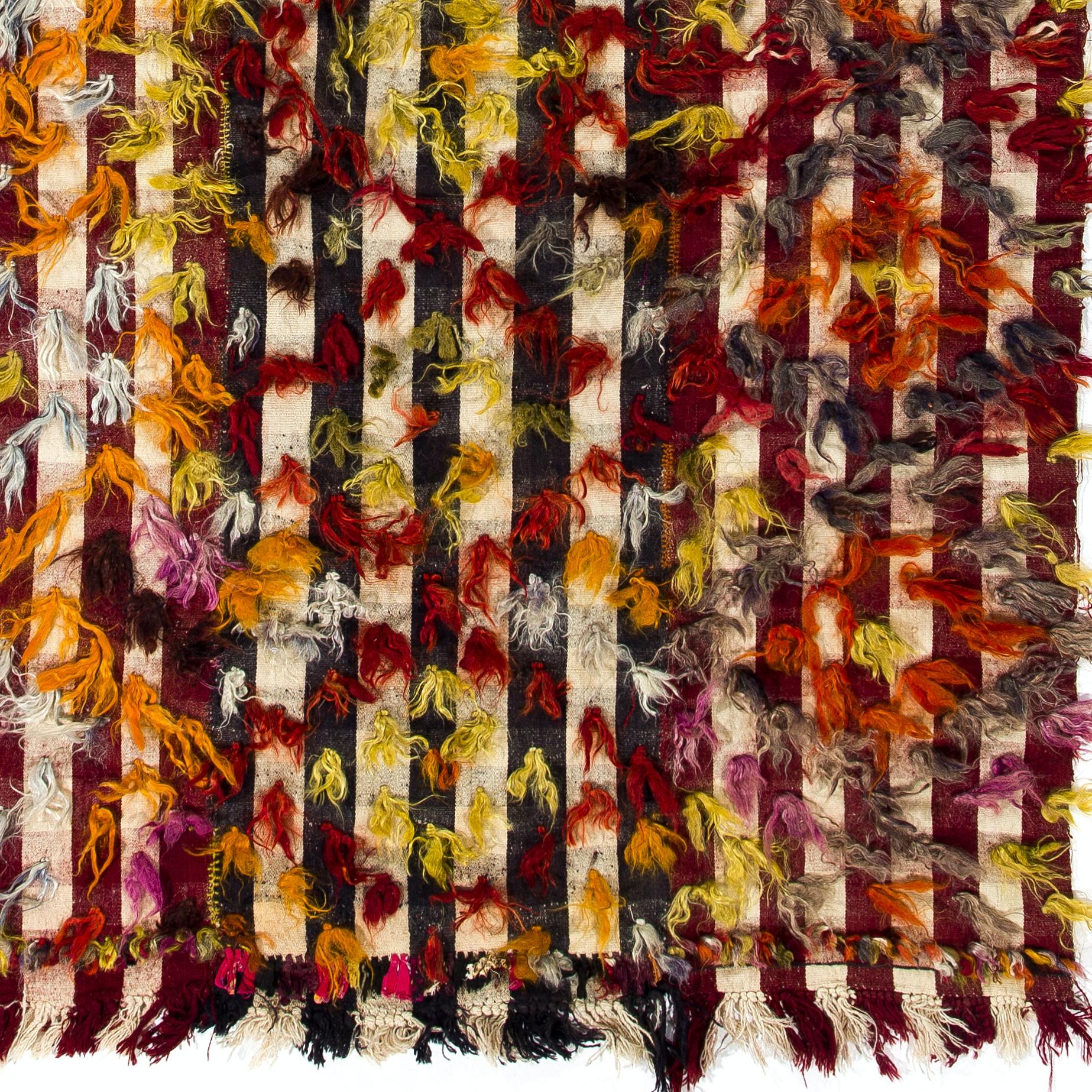 Noué à la main Tapis Kilim vintage fait main de 4,7 x 9,2 m avec pompons colorés. Housse de sol, de lit et de canapé en vente