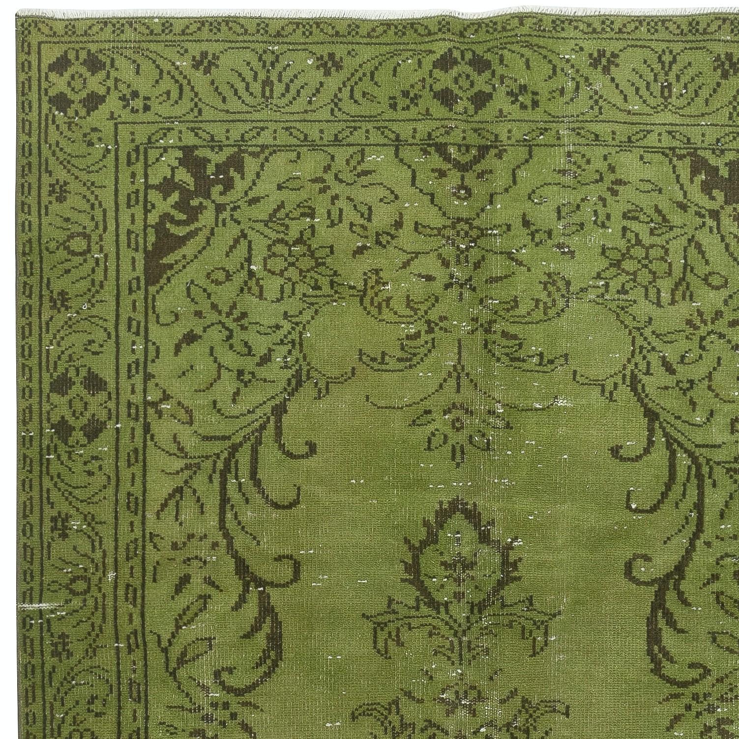 4.7x9.8 Ft Green Color Modern Rug with Medallion Design. Hand-Knotted in Turkey In Good Condition For Sale In Spring Valley, NY