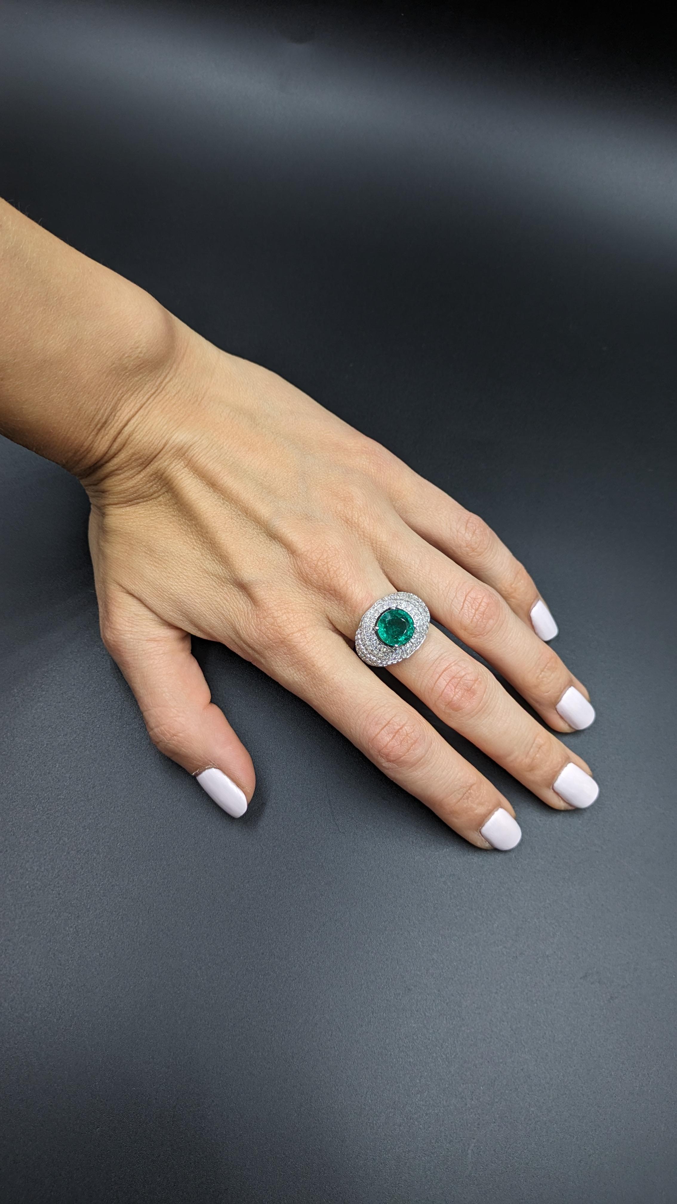 4,8 Karat Smaragd und 3,25 Karat Diamantring in 18K Gold im Angebot 6