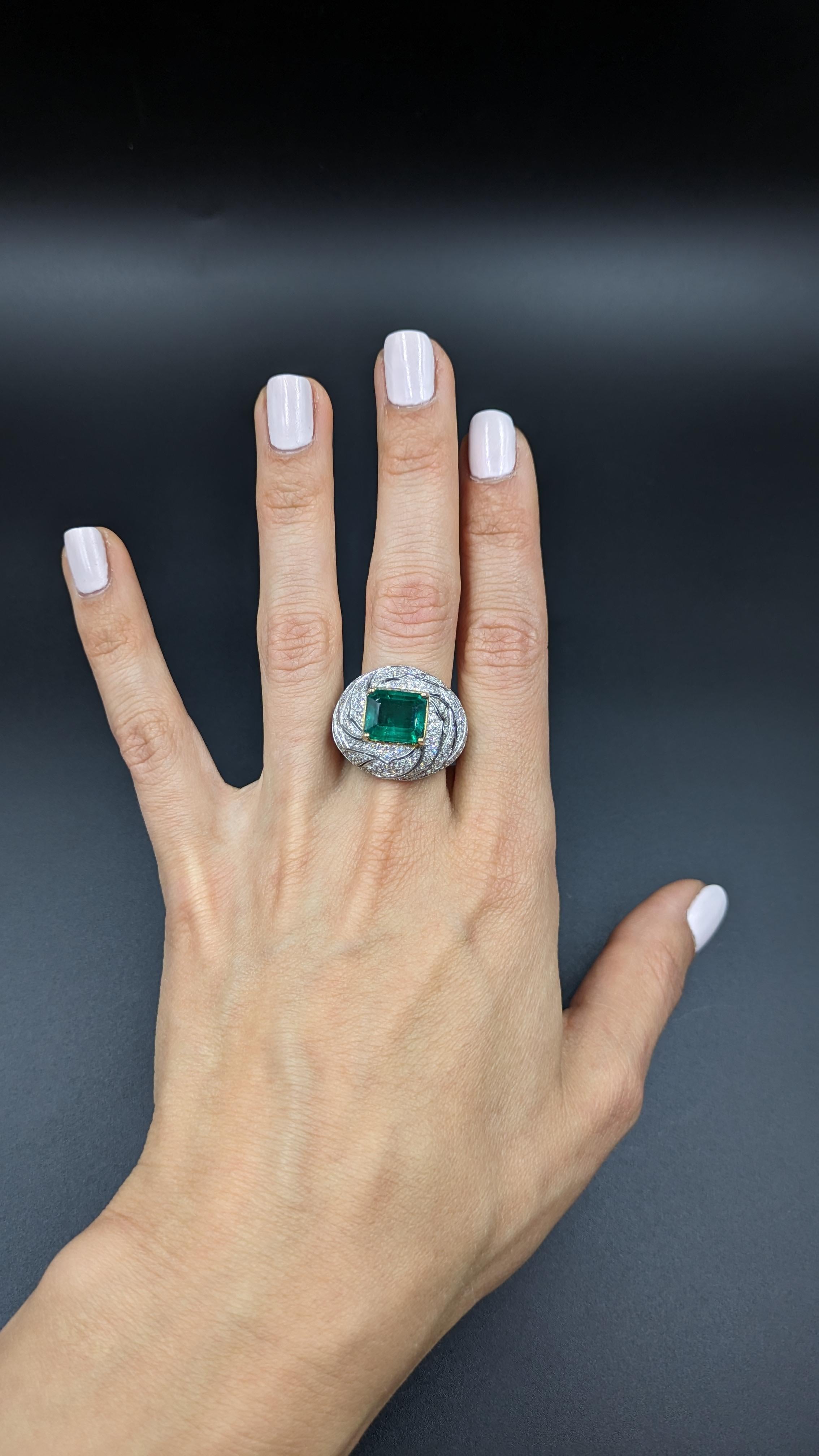 4,8 Karat Smaragd und 3,25 Karat Diamantring in 18K Gold im Angebot 9