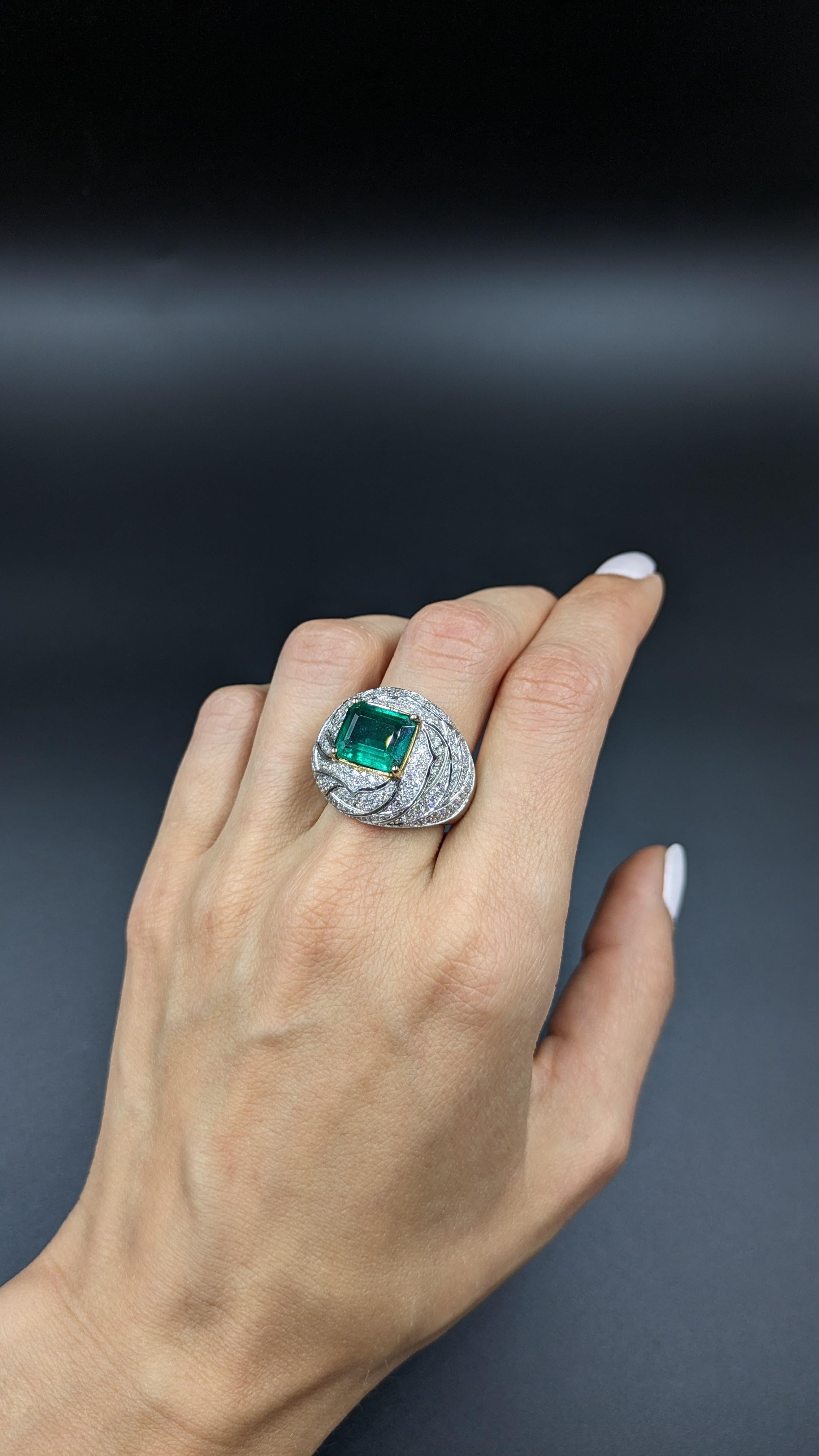 4,8 Karat Smaragd und 3,25 Karat Diamantring in 18K Gold Damen im Angebot