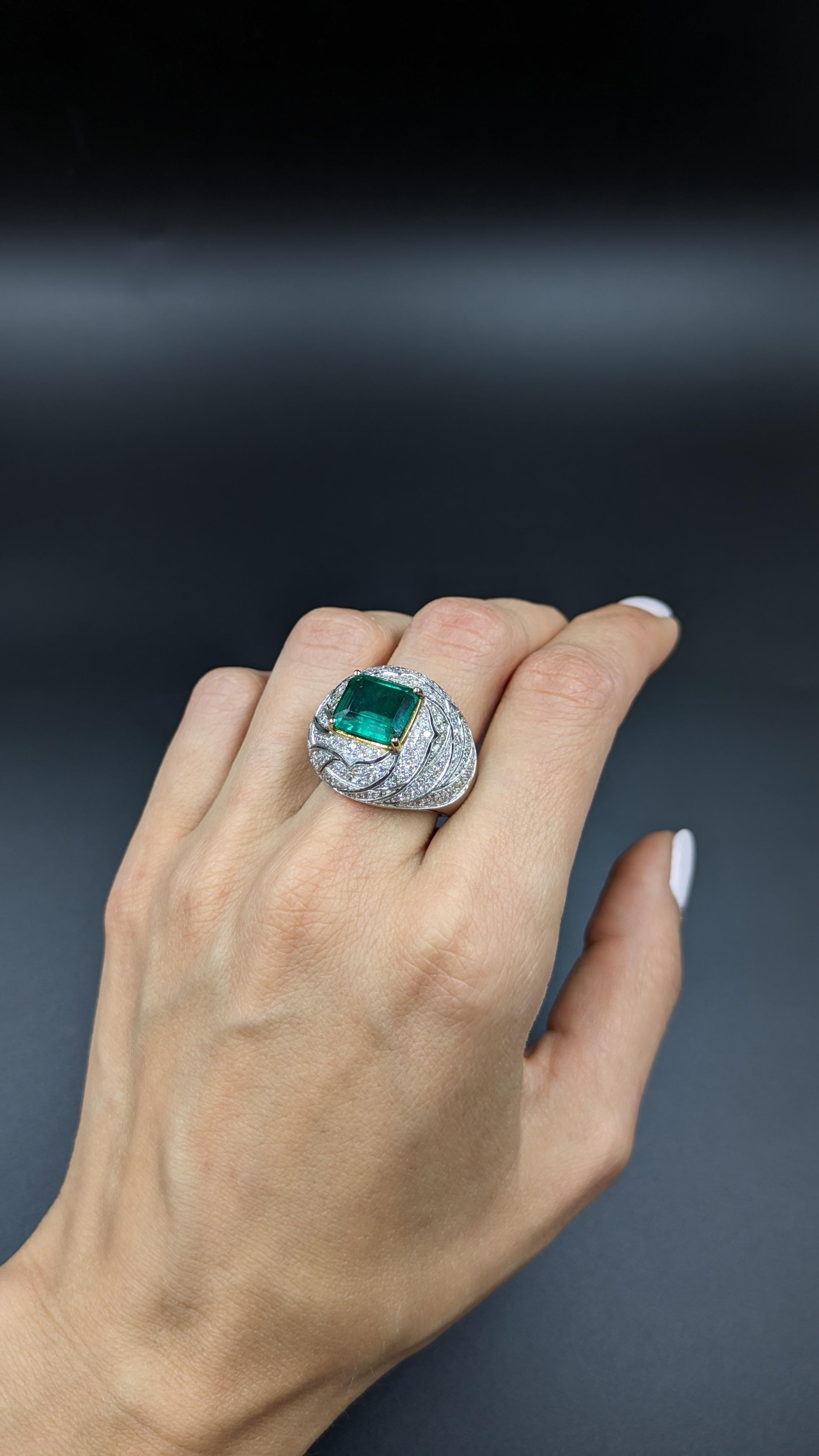 4,8 Karat Smaragd und 3,25 Karat Diamantring in 18K Gold im Angebot 1