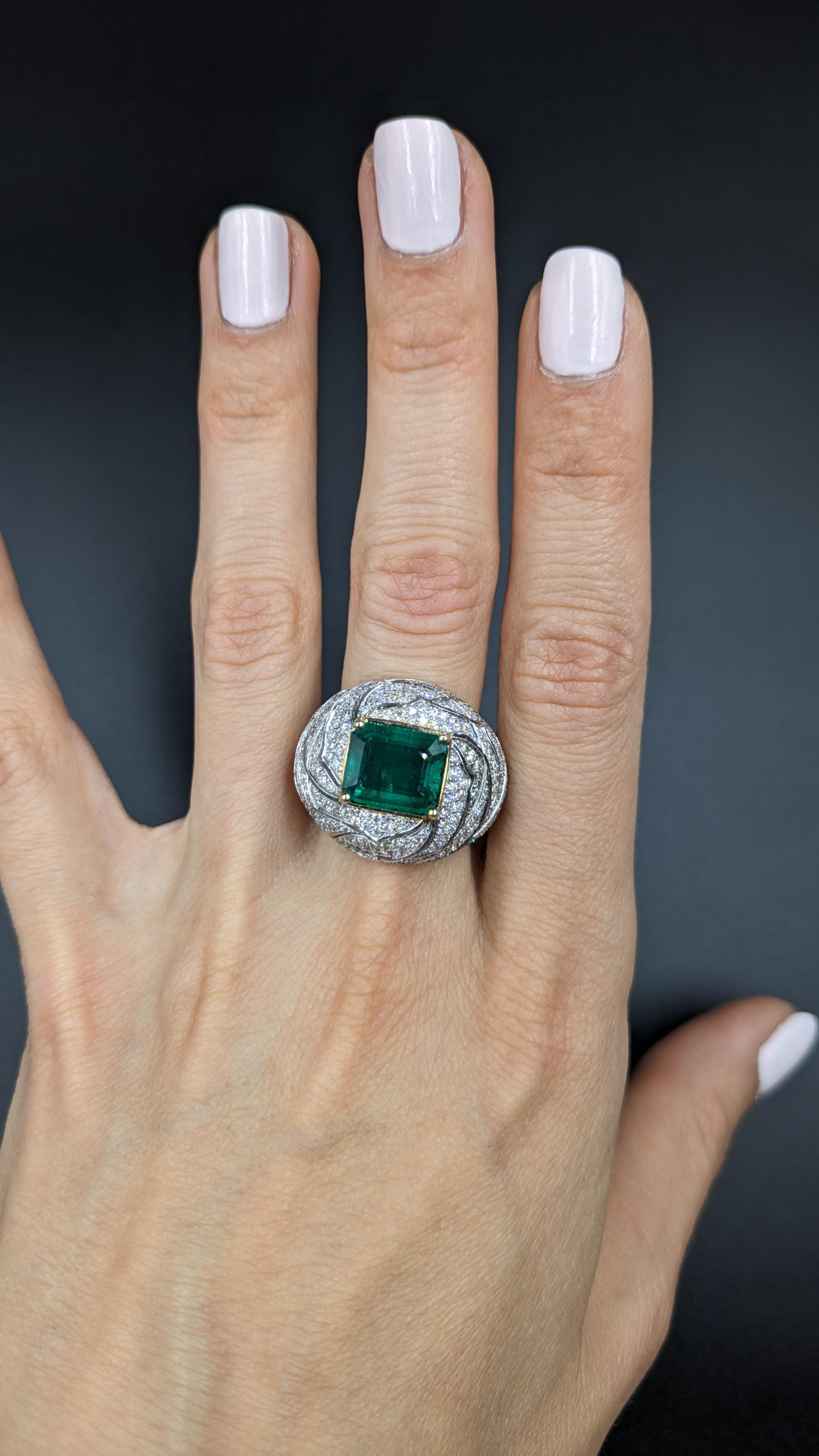 4,8 Karat Smaragd und 3,25 Karat Diamantring in 18K Gold im Angebot 2