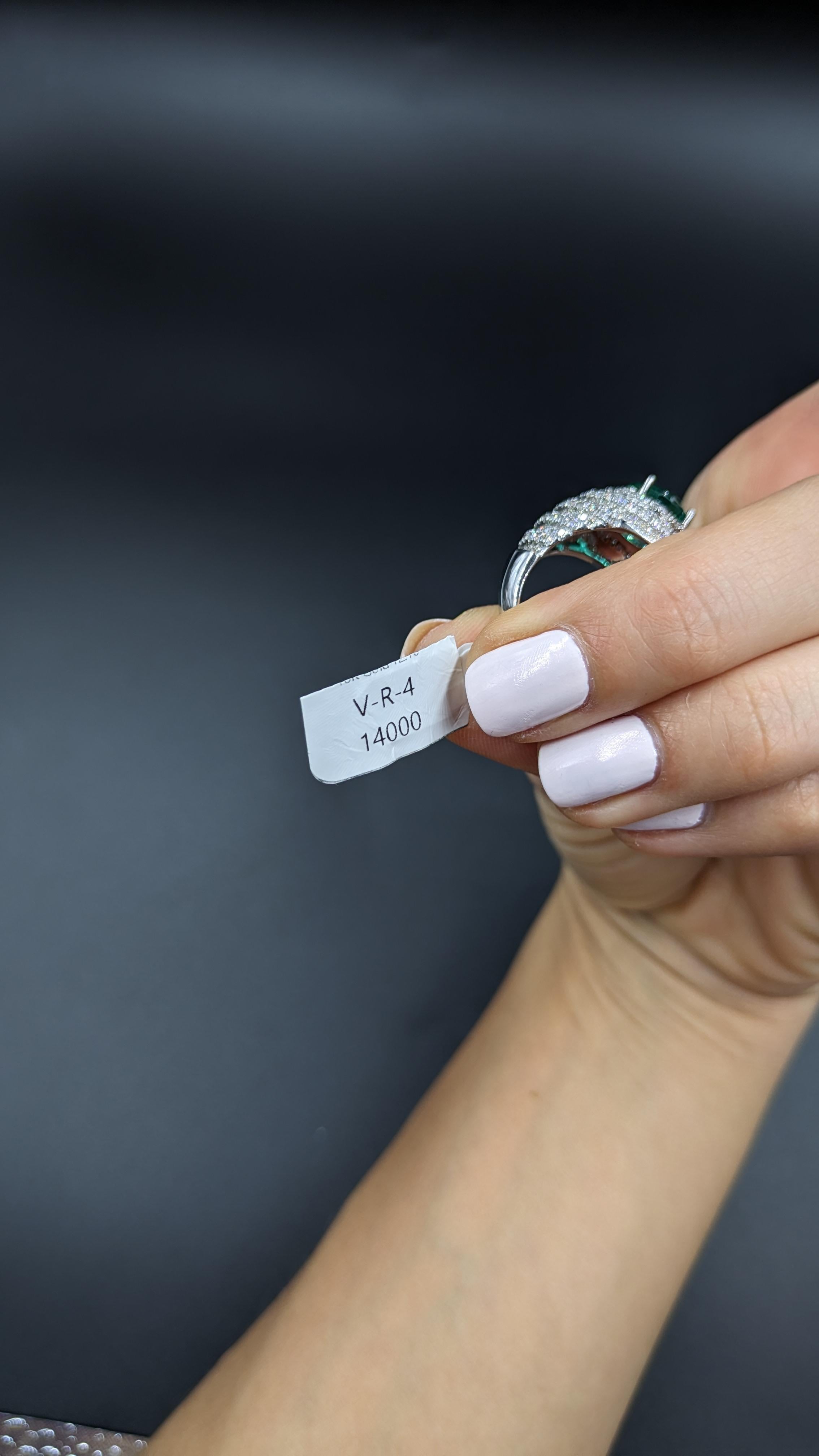4,8 Karat Smaragd und 3,25 Karat Diamantring in 18K Gold im Angebot 3