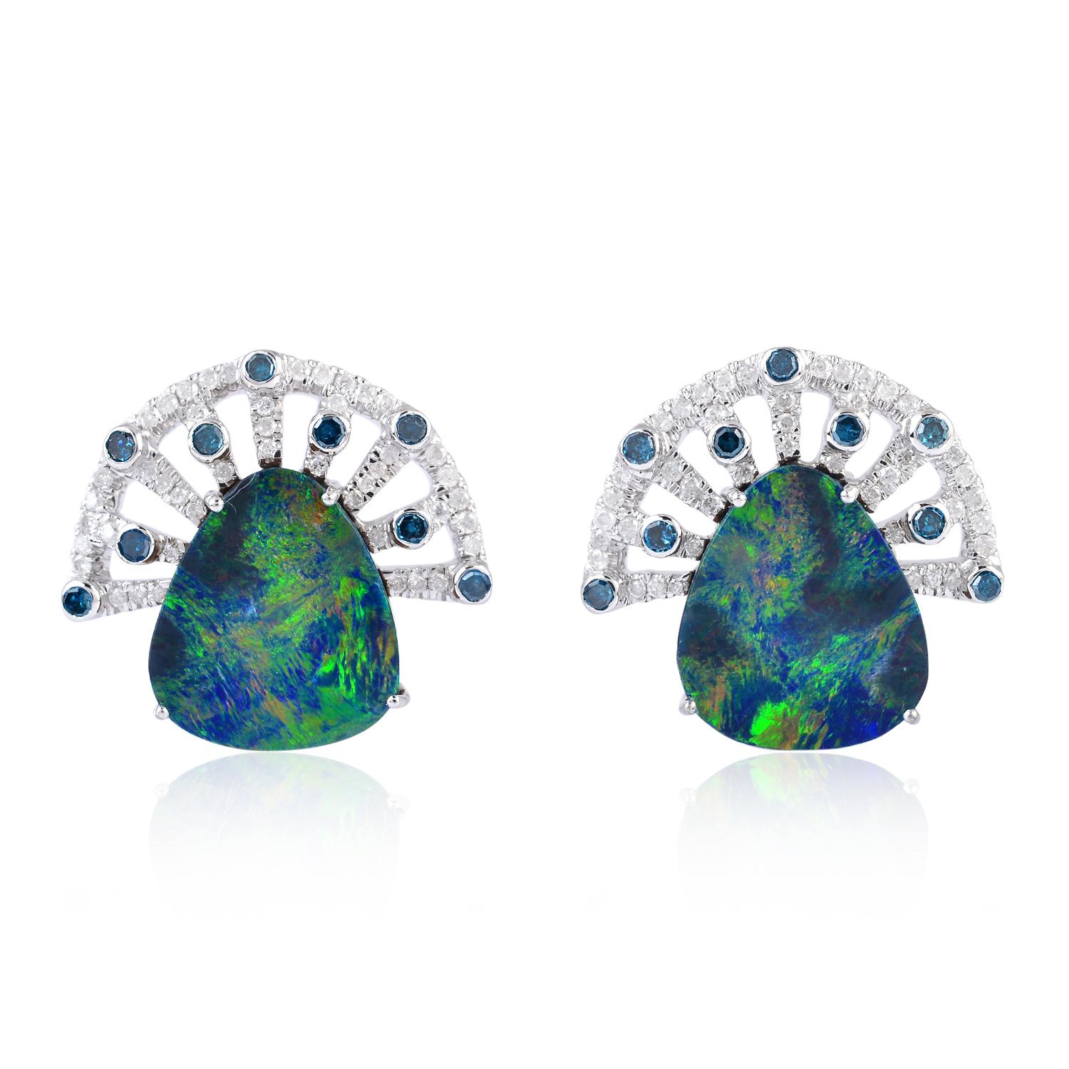 Taille cabochon Clous d'oreilles éventail en or 18 carats avec opale et diamants en vente