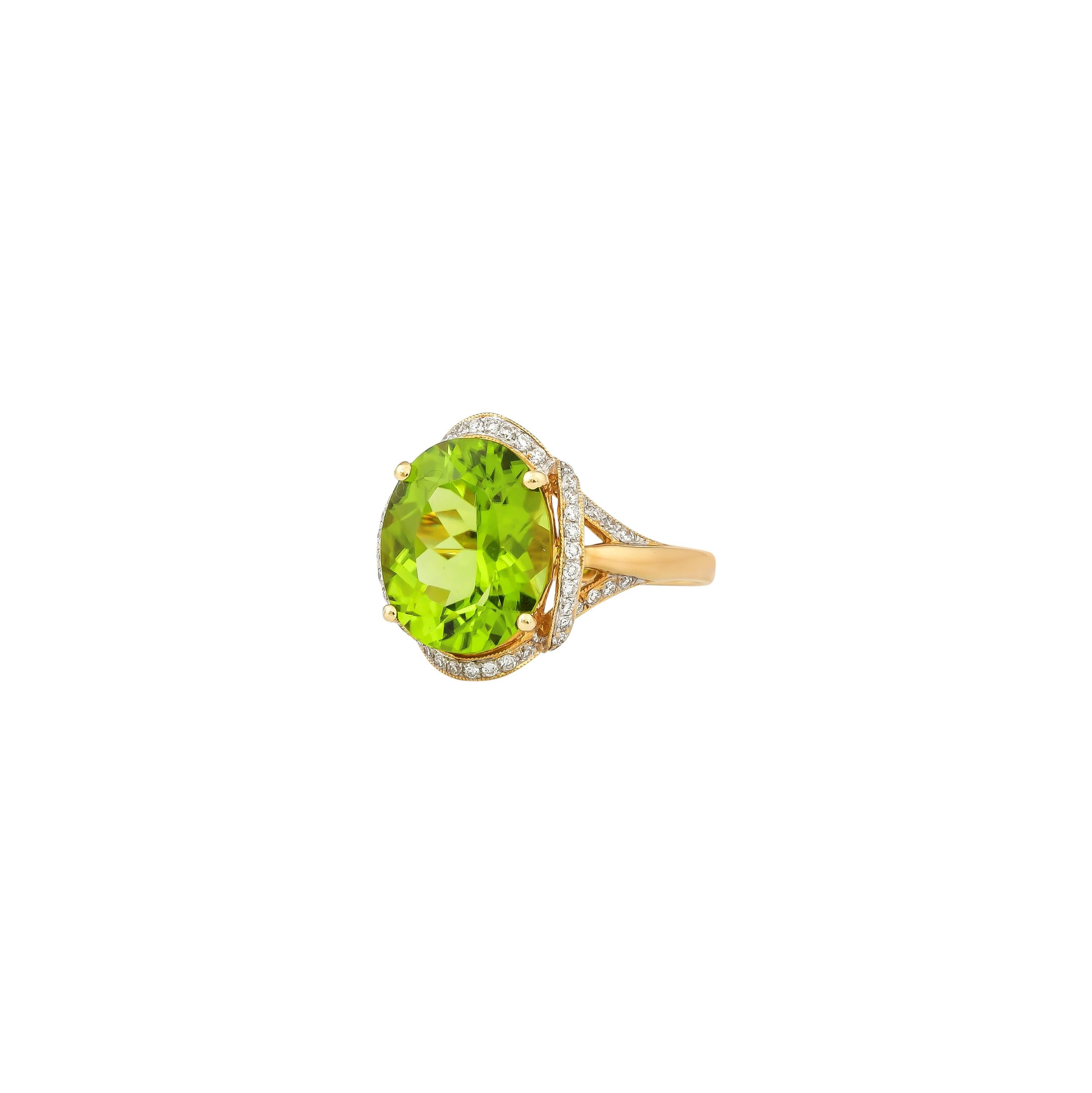 Contemporary 4.8 Carat Peridot and Diamond Ring in 18 Karat Yellow Gold For Sale