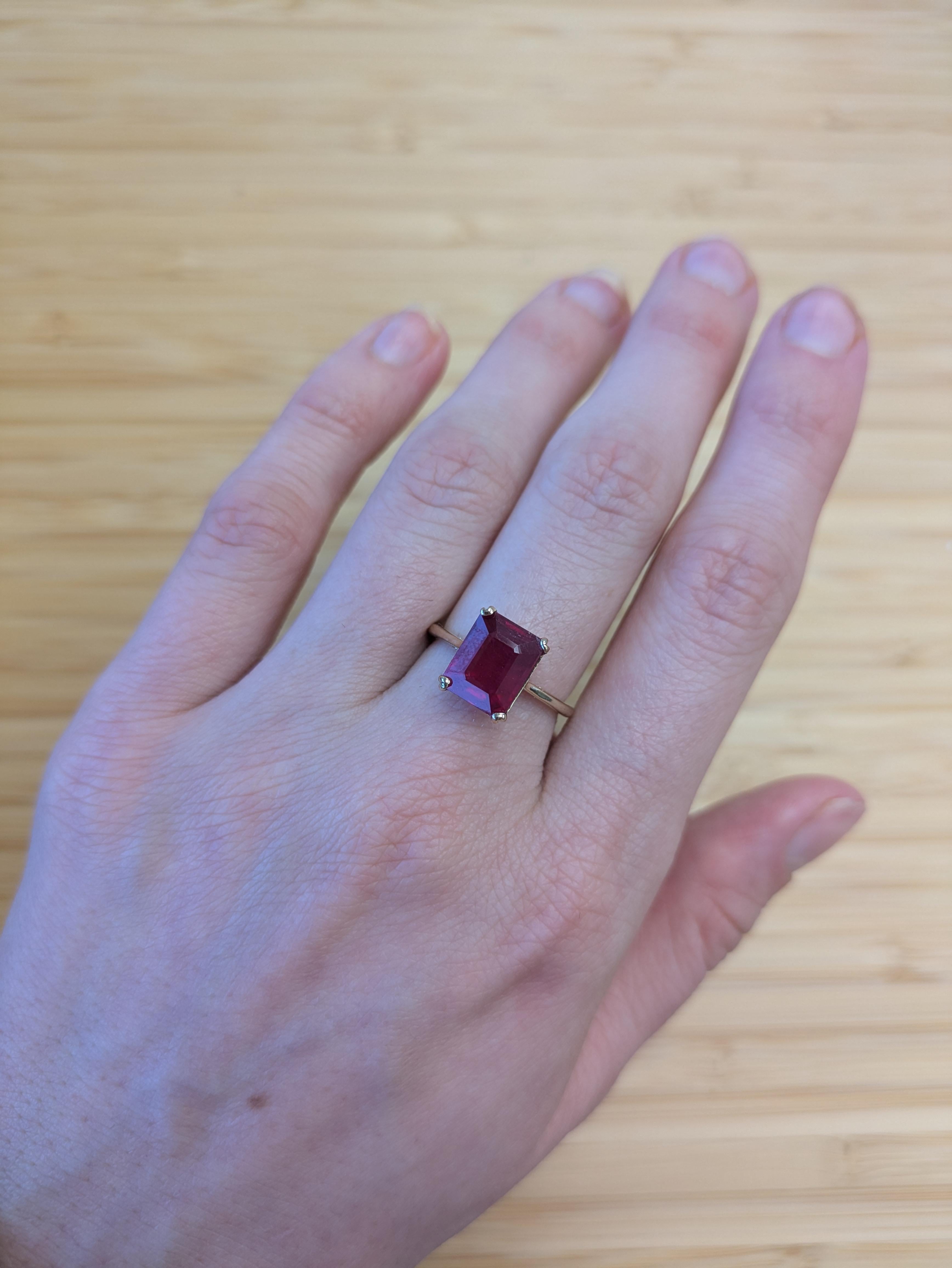 Un superbe rubis de 4,8 carats occupe le devant de la scène dans cette bague solitaire intemporelle, sertie dans un riche or massif 14K. Simple, élégante et indéniablement audacieuse, elle est parfaite pour s'affirmer avec une sophistication