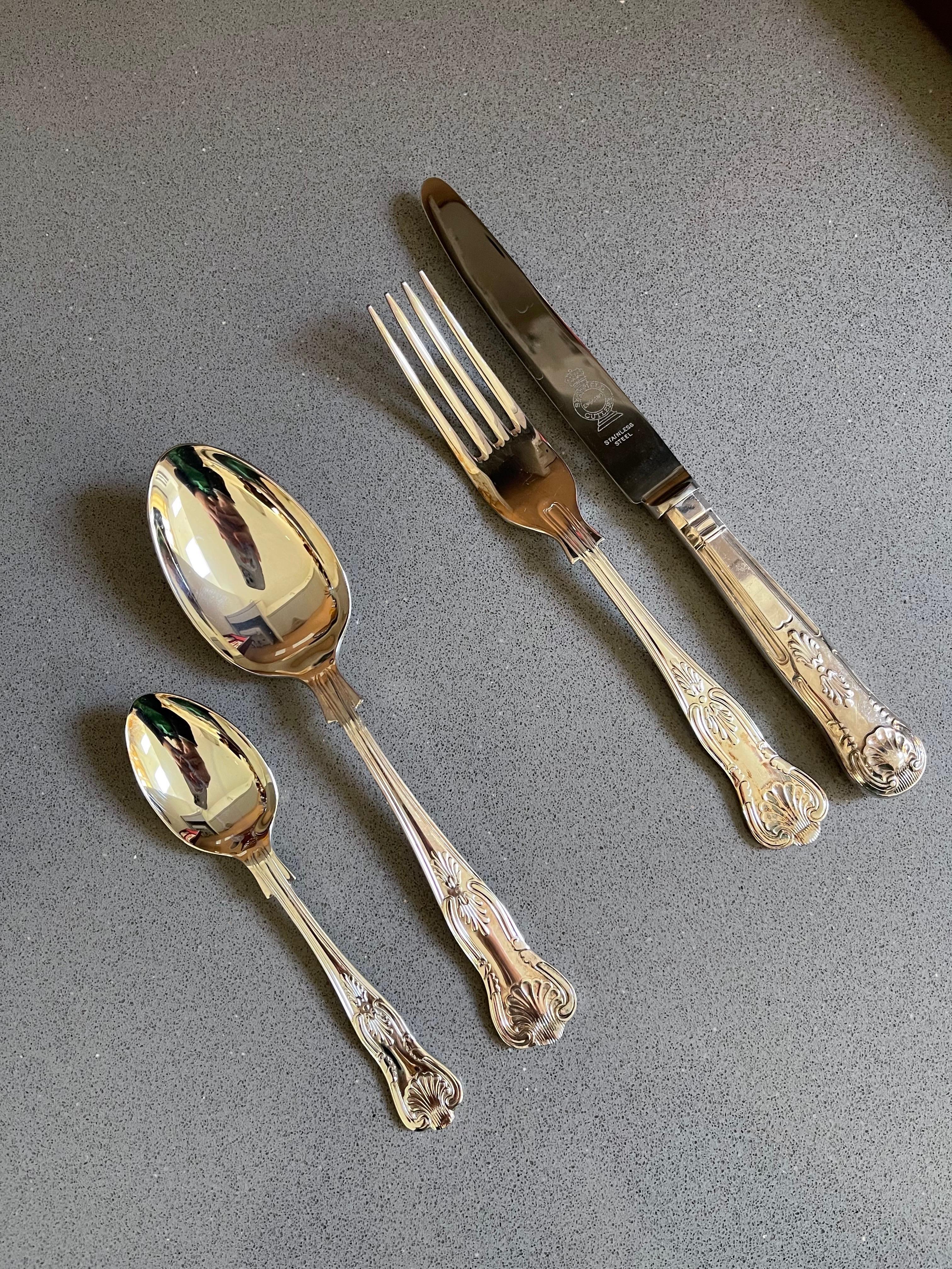 Juego de 24 cubiertos, cuchara y tenedor plateados en cajas de madera Vajilla en venta 2