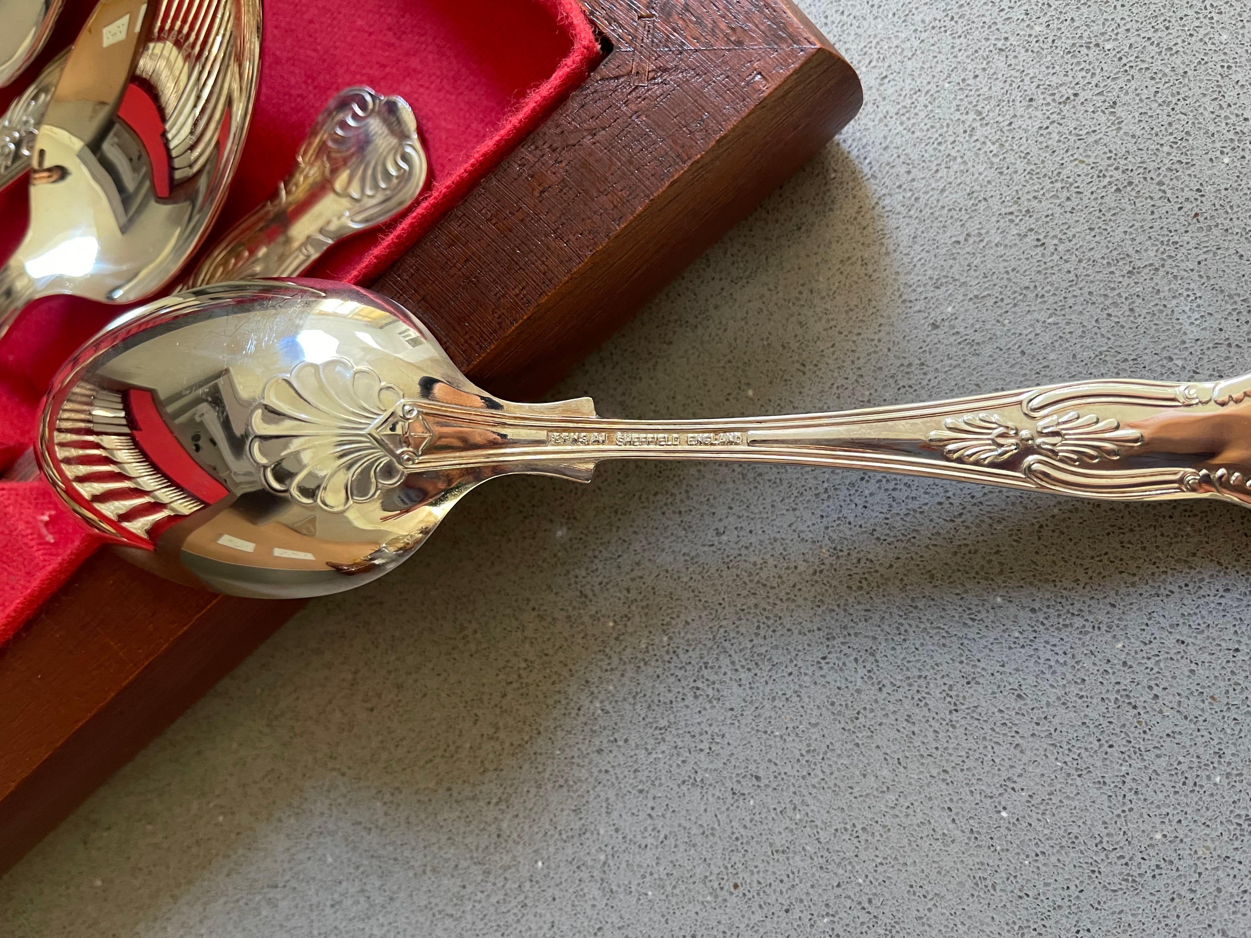 Juego de 24 cubiertos, cuchara y tenedor plateados en cajas de madera Vajilla en venta 5