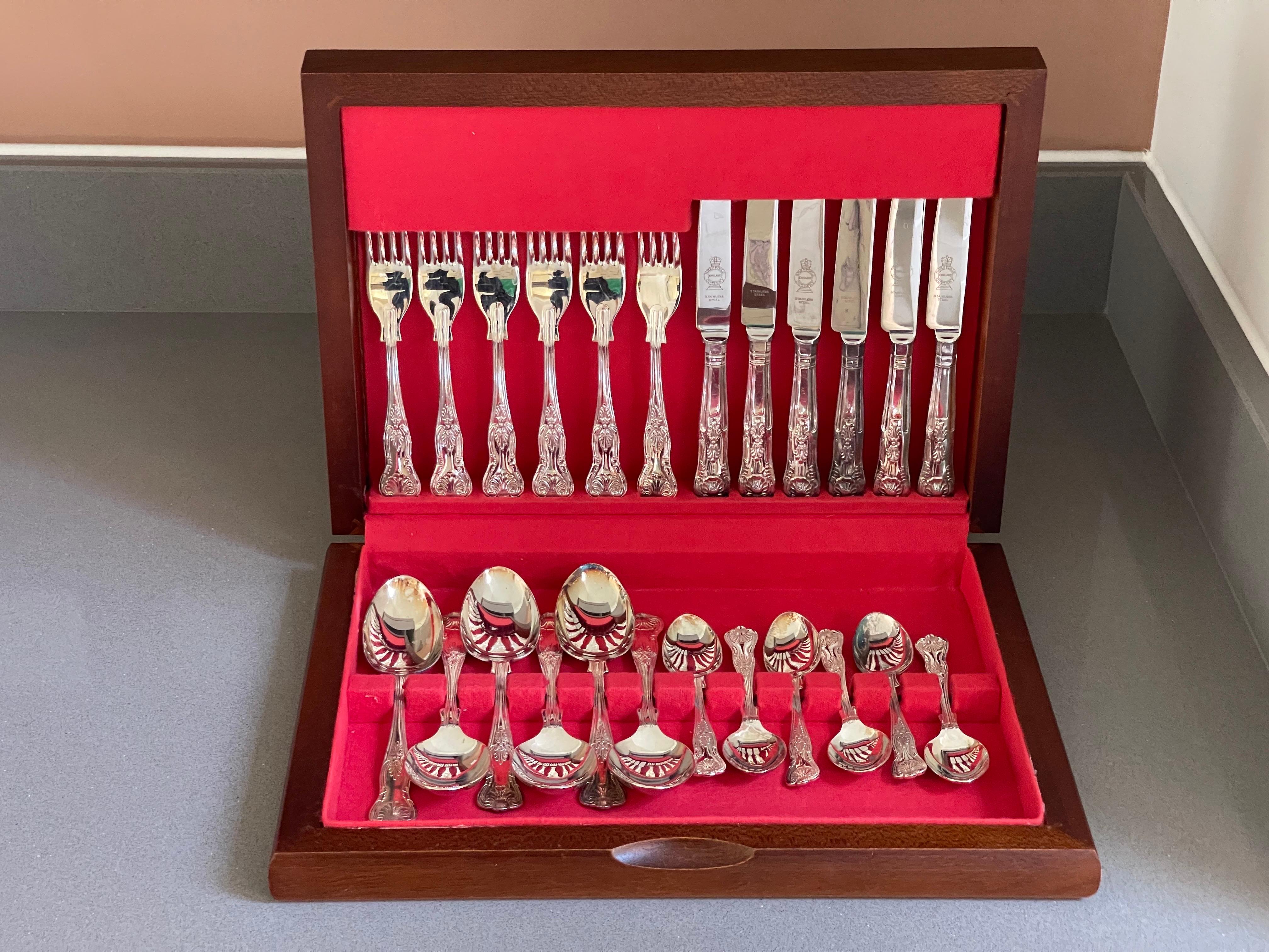 Un Raro estuche de 24 cubiertos de plata de ley chapados en plata, tenedores, cuchillos y cucharillas de café ... un juego de todo para 6 individuos.




Muy coleccionable y valioso.
Está en un estado excelente y se pulirá a mano antes del envío.
