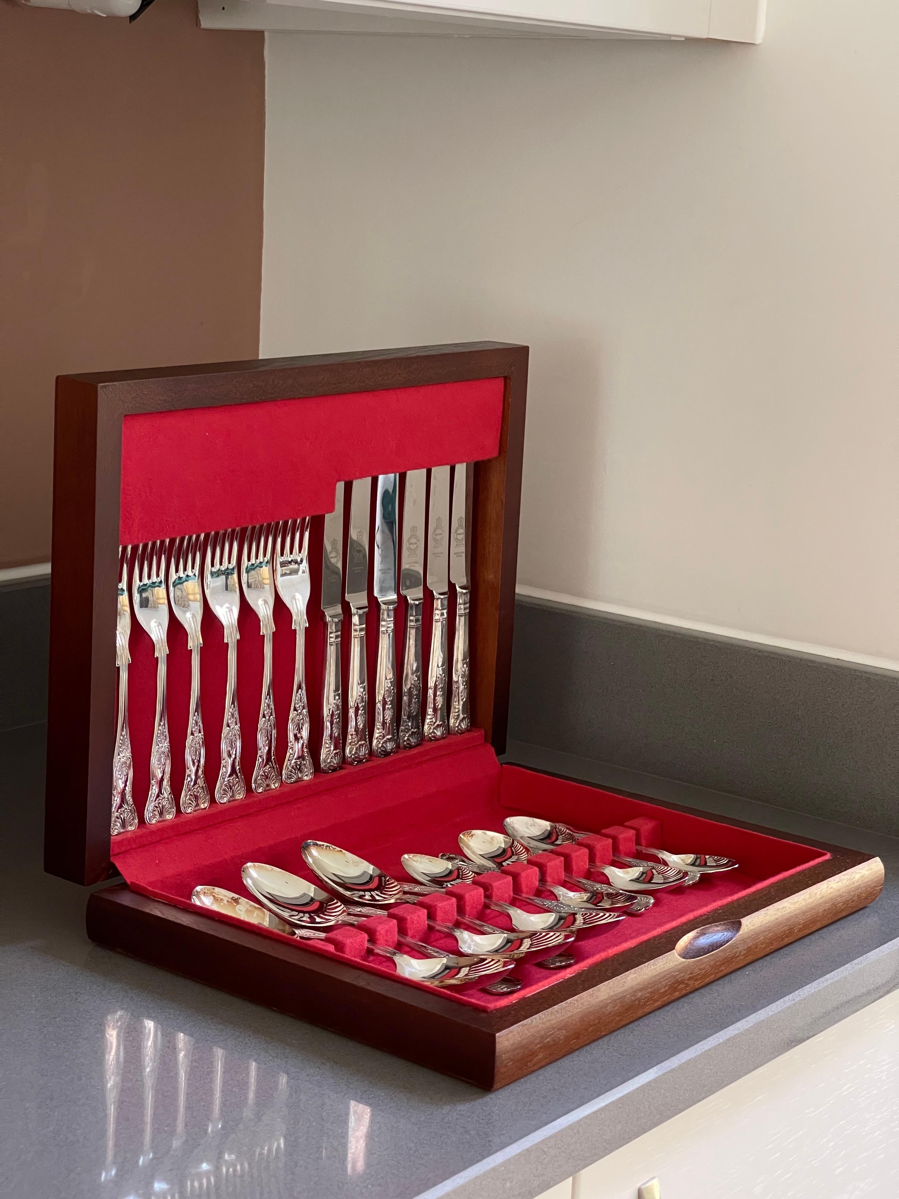 Juego de 24 cubiertos, cuchara y tenedor plateados en cajas de madera Vajilla Art Decó en venta