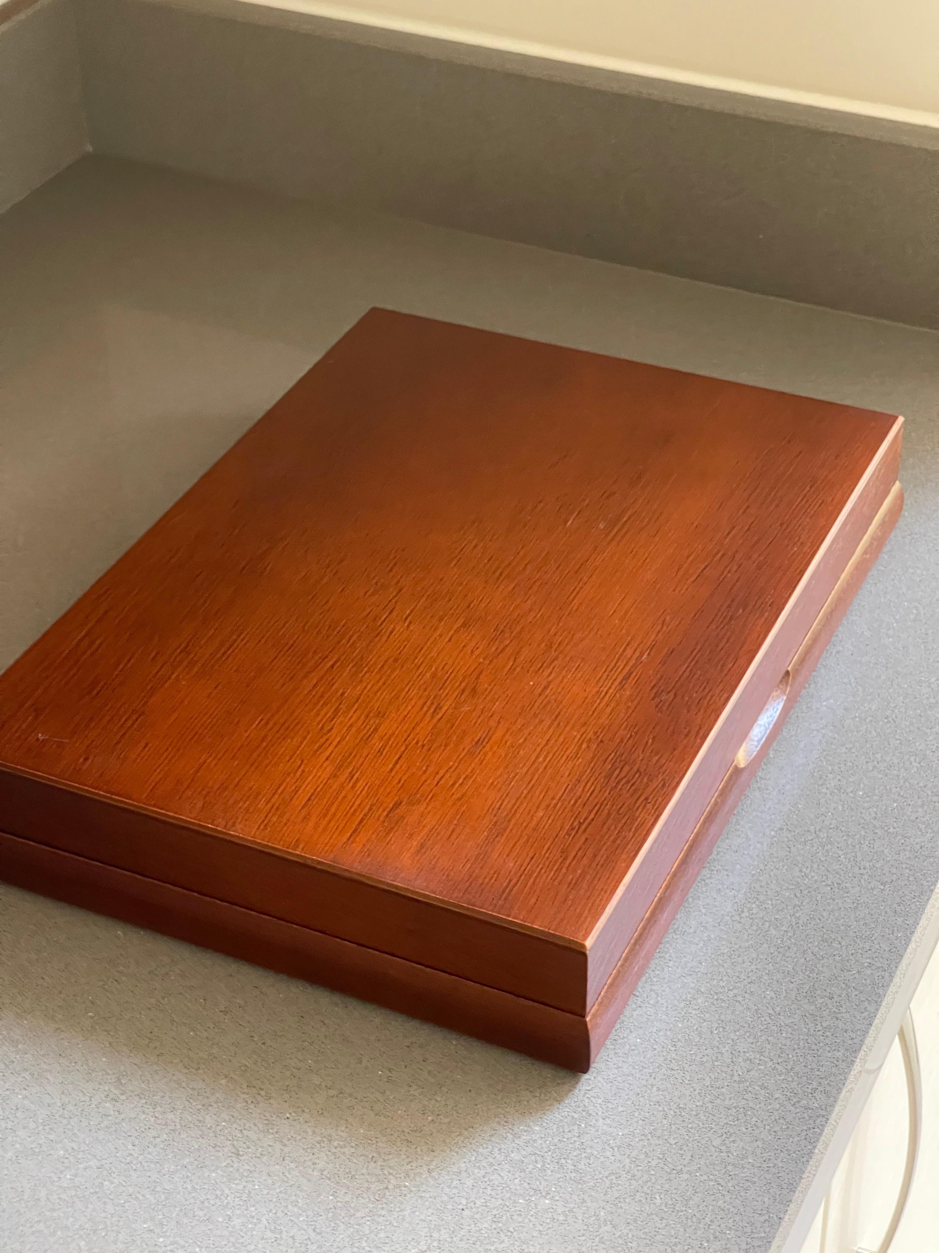 Juego de 24 cubiertos, cuchara y tenedor plateados en cajas de madera Vajilla en venta 1